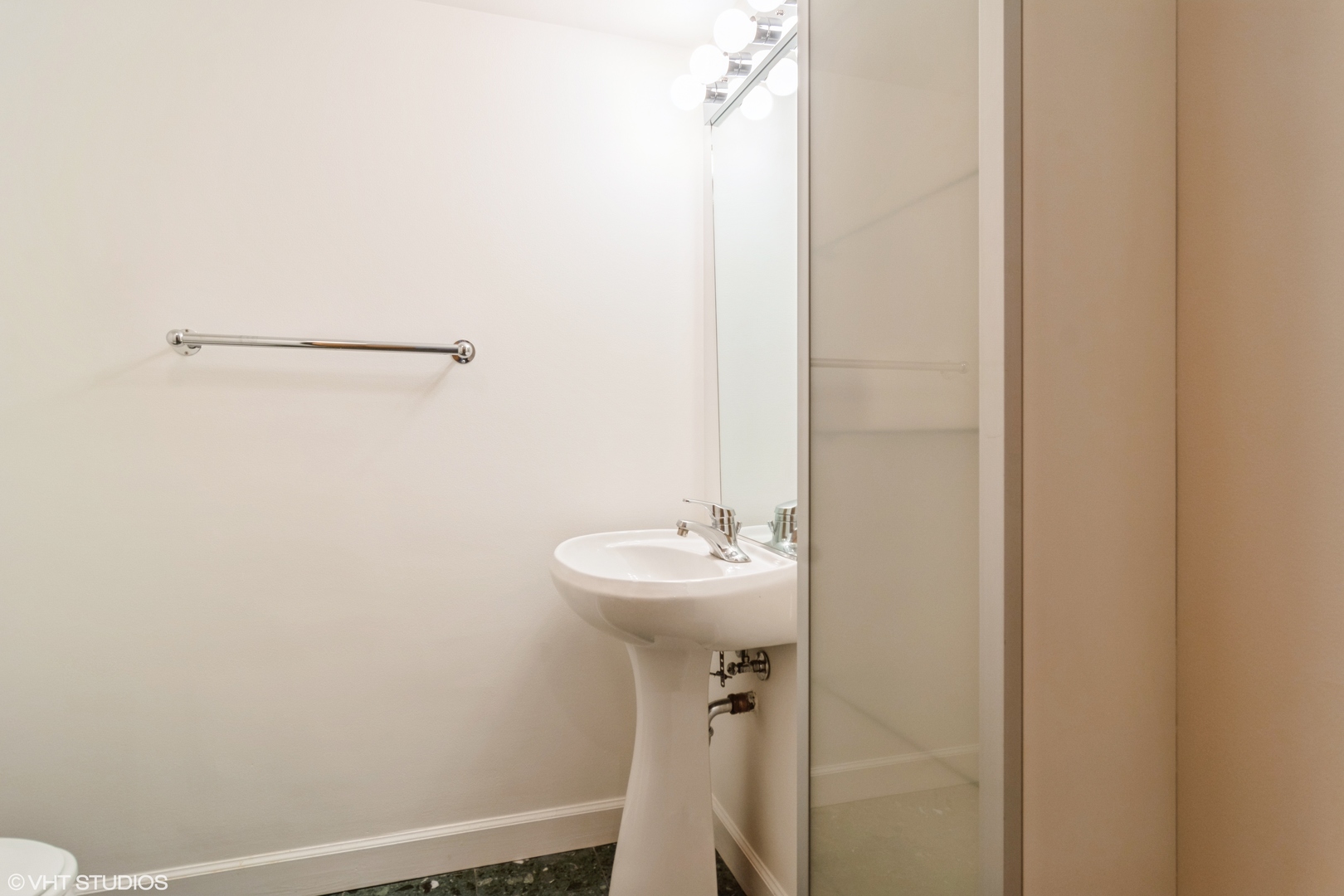 612 N Oakley Boulevard Unit: 214