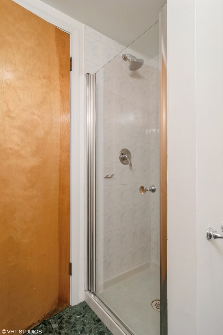 612 N Oakley Boulevard Unit: 214