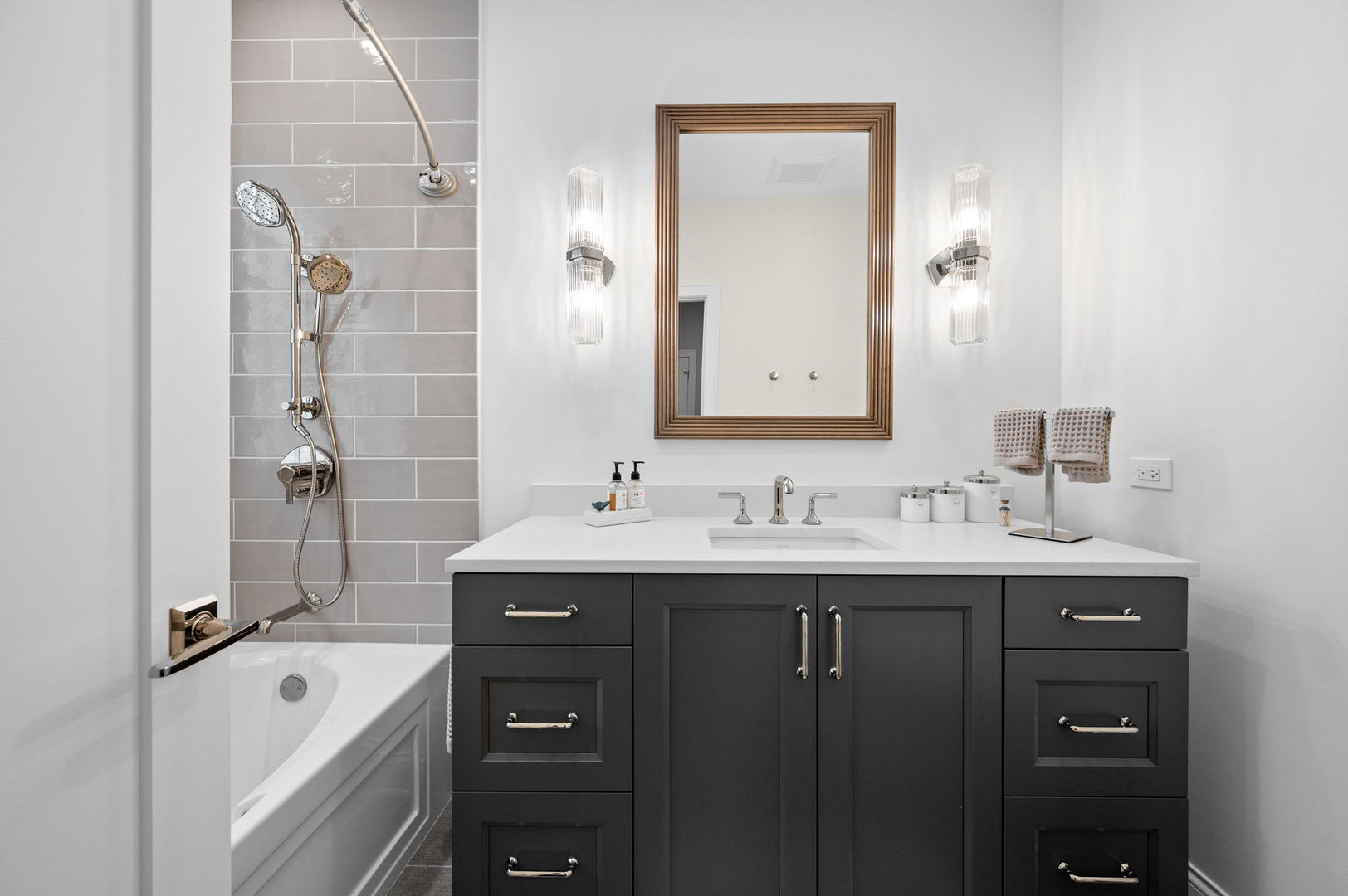 1318 W Fletcher Street Unit: 3W