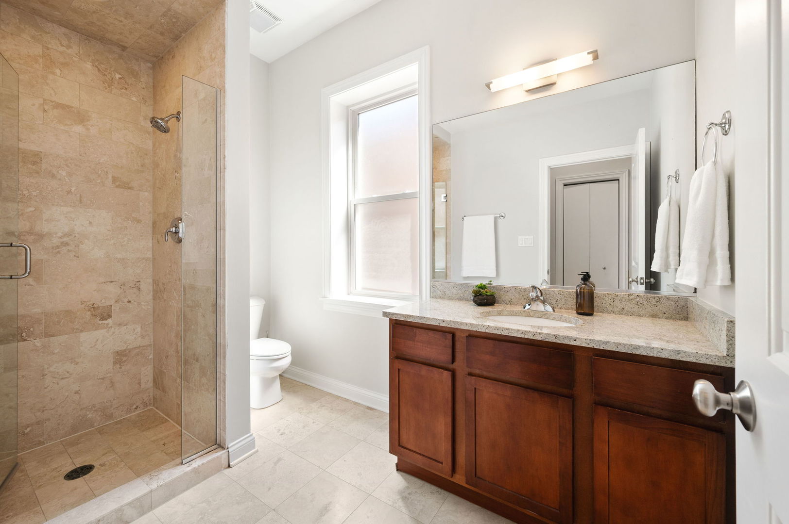 2335 W Iowa Street Unit: 2R