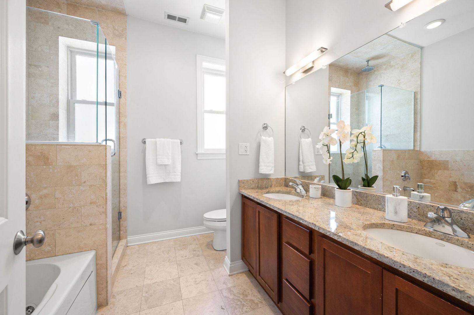2335 W Iowa Street Unit: 2R