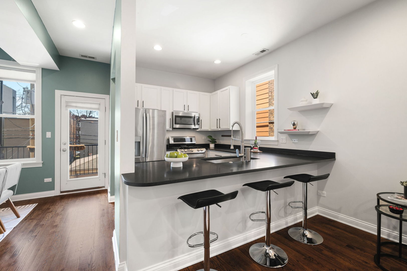 2335 W Iowa Street Unit: 2R