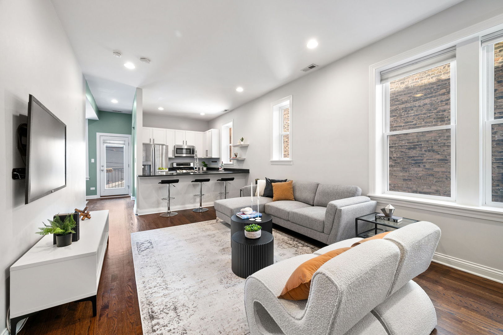 2335 W Iowa Street Unit: 2R