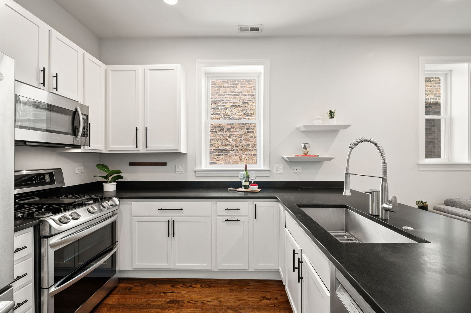 2335 W Iowa Street Unit: 2R