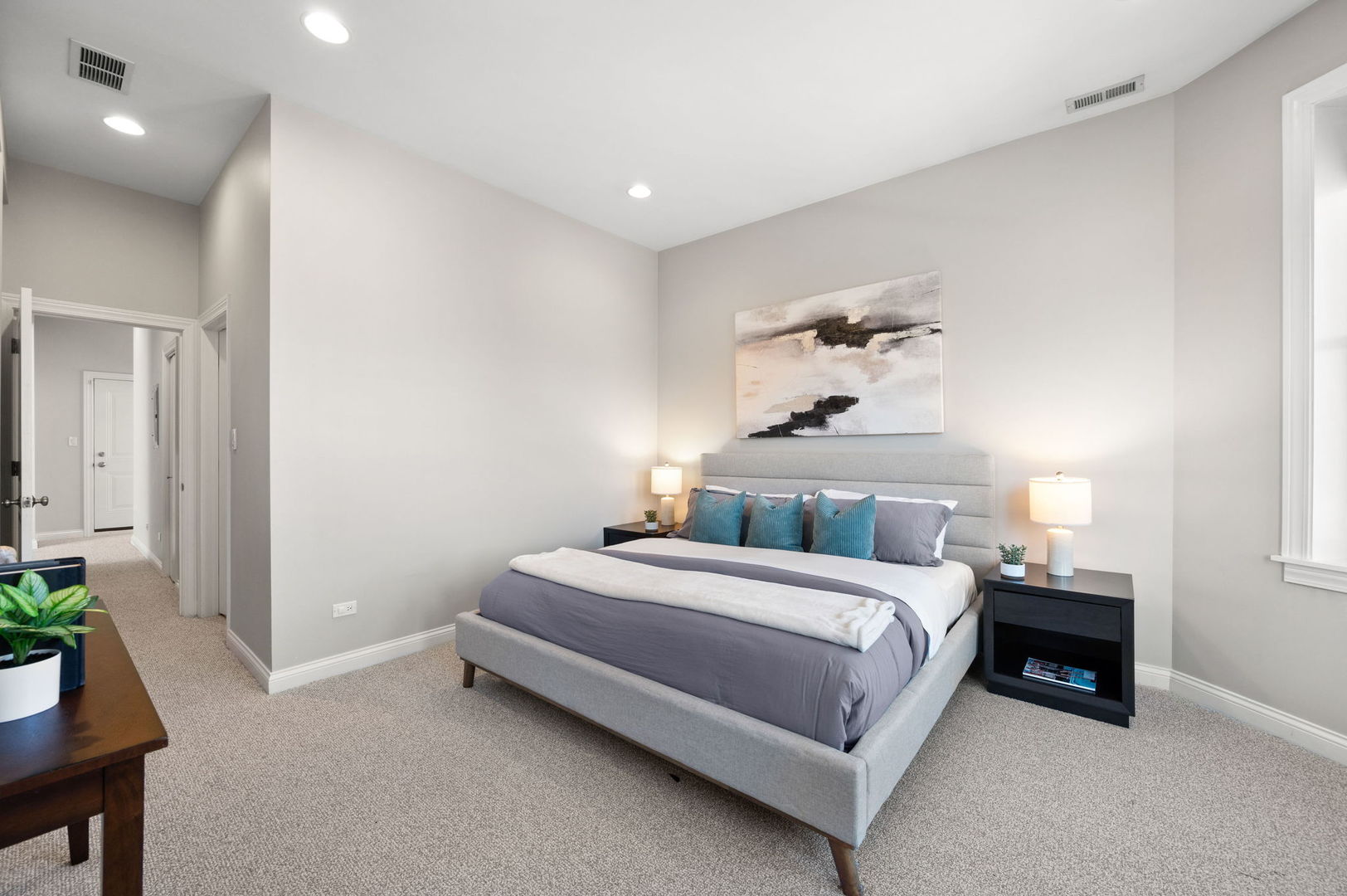 2335 W Iowa Street Unit: 2R