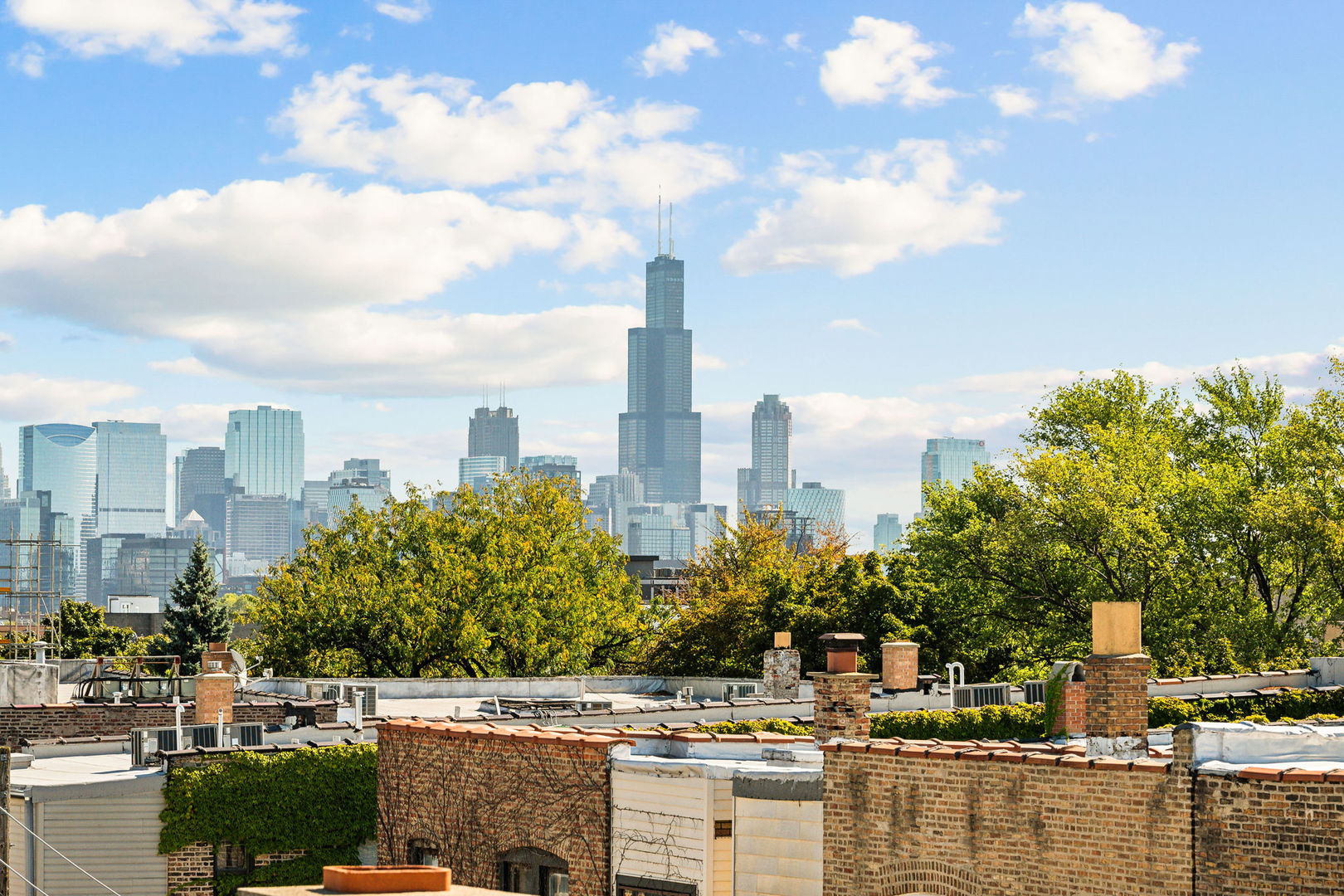 2335 W Iowa Street Unit: 2R