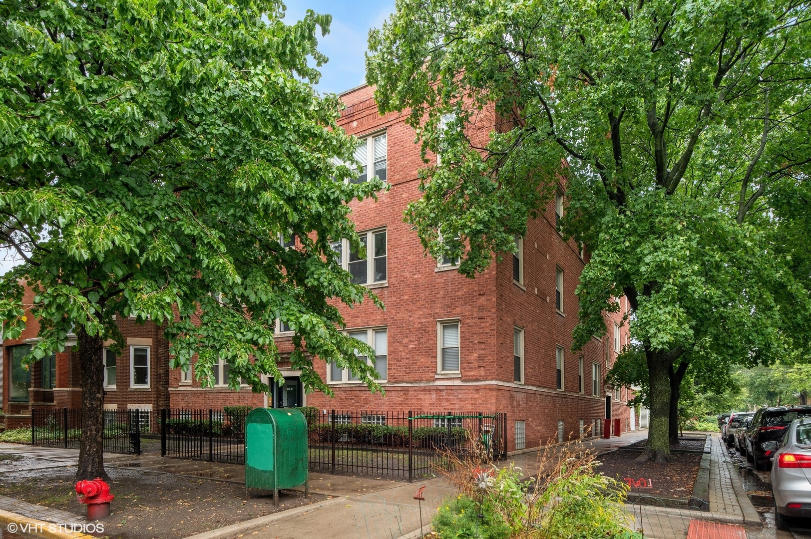 3903 N CLAREMONT Avenue Unit: 1
