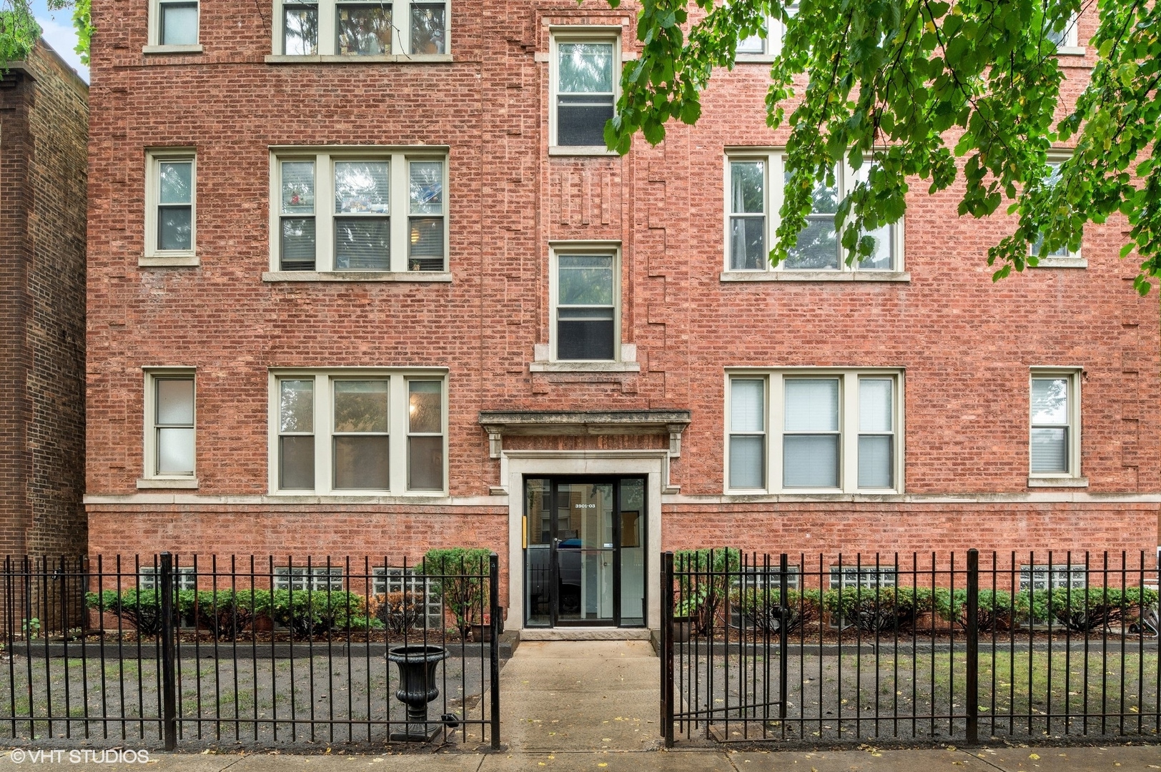 3903 N CLAREMONT Avenue Unit: 1