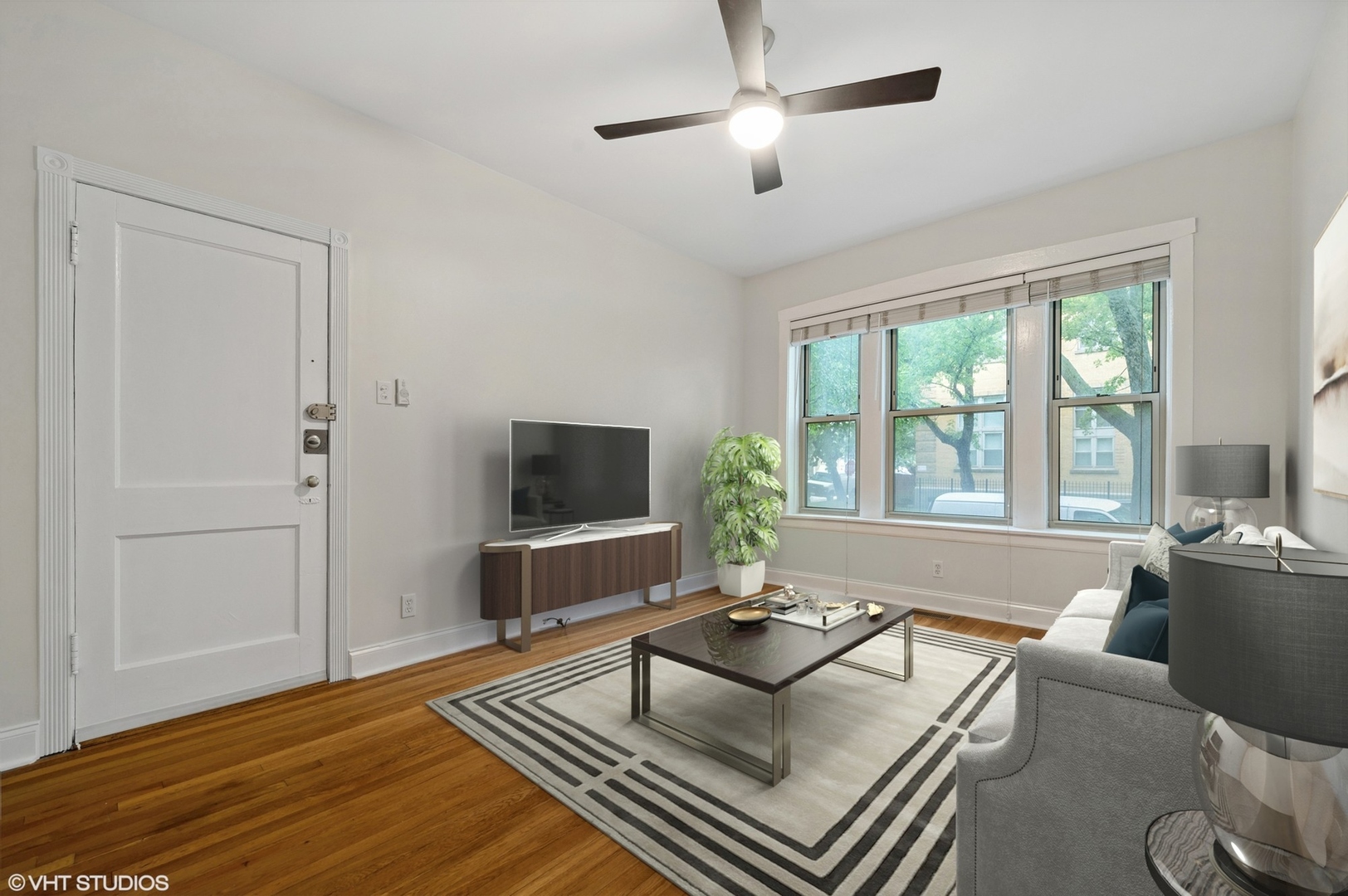3903 N CLAREMONT Avenue Unit: 1