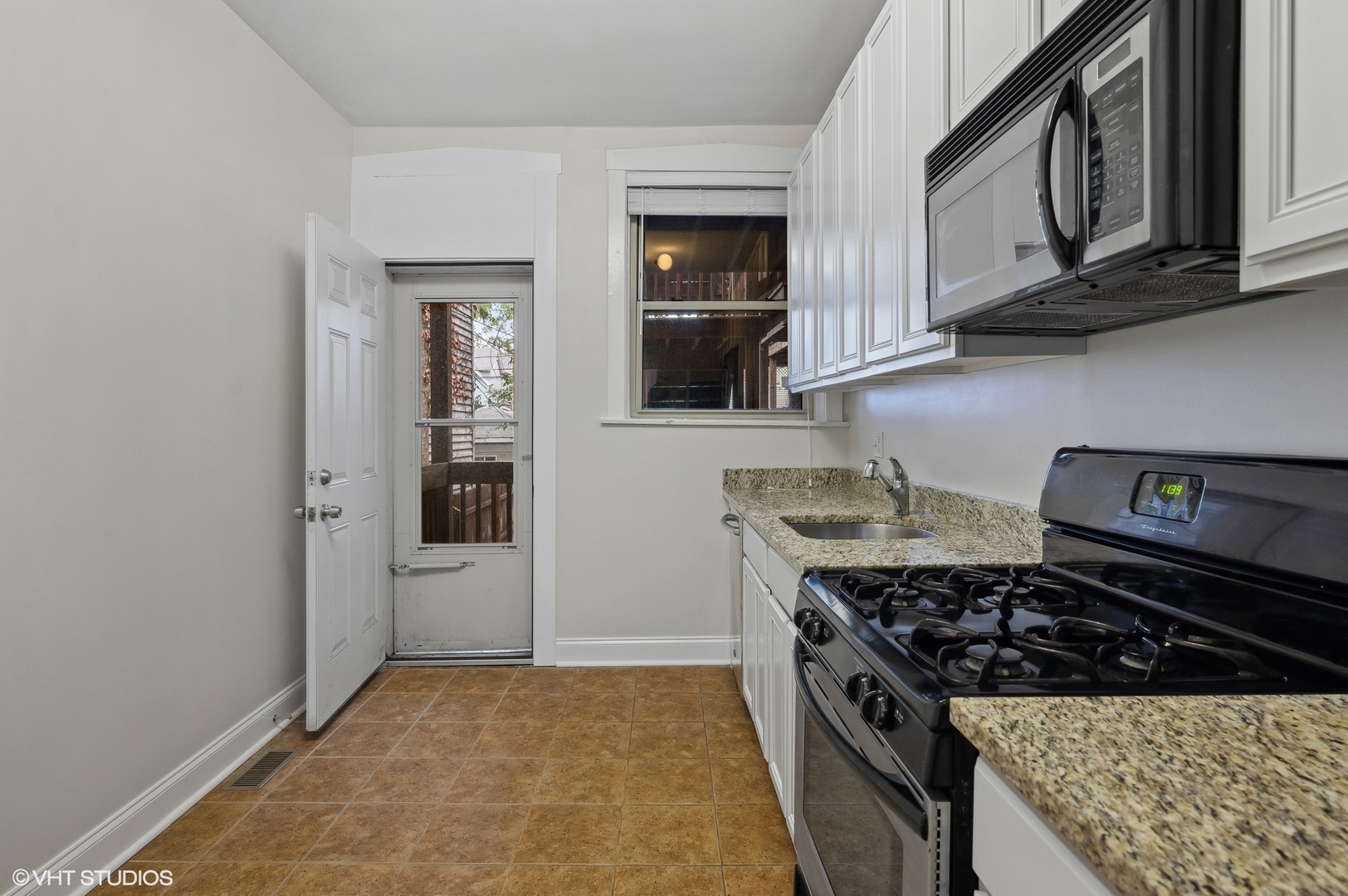 3903 N CLAREMONT Avenue Unit: 1