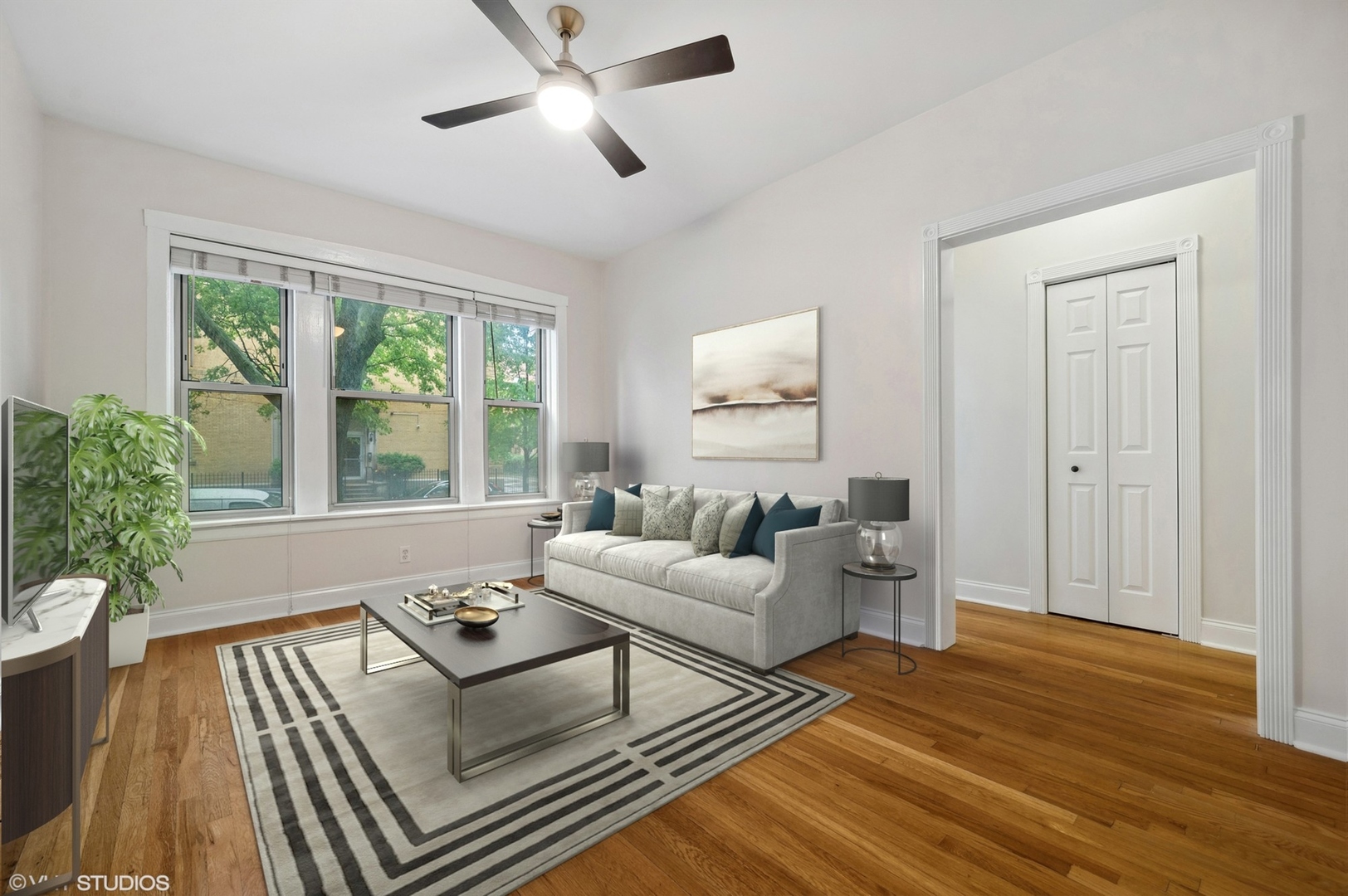 3903 N CLAREMONT Avenue Unit: 1