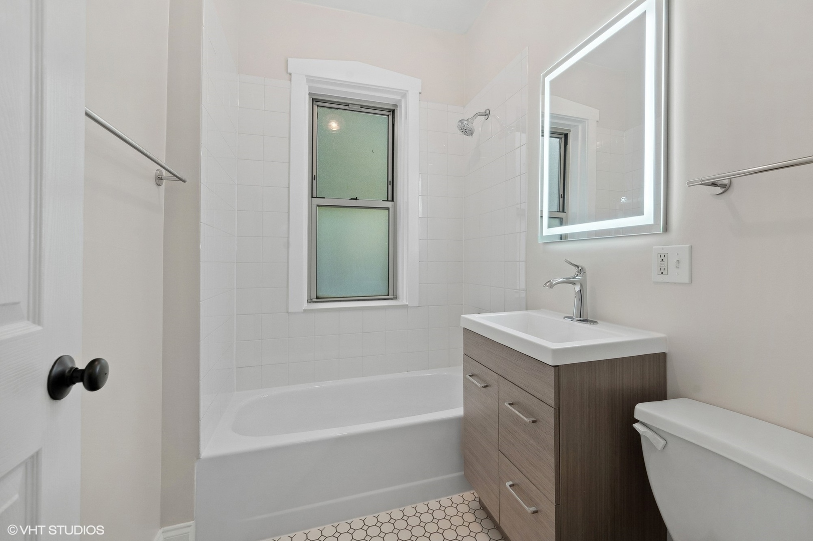 3903 N CLAREMONT Avenue Unit: 1