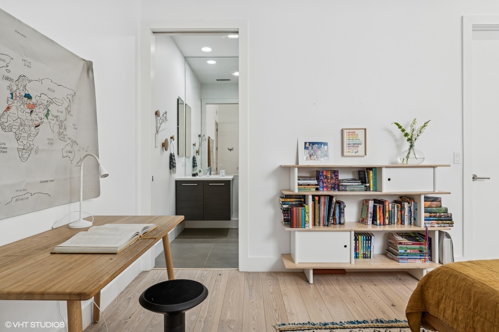 134 S ABERDEEN Avenue Unit: 5S