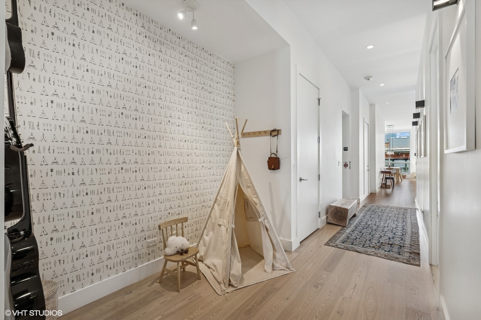 134 S ABERDEEN Avenue Unit: 5S