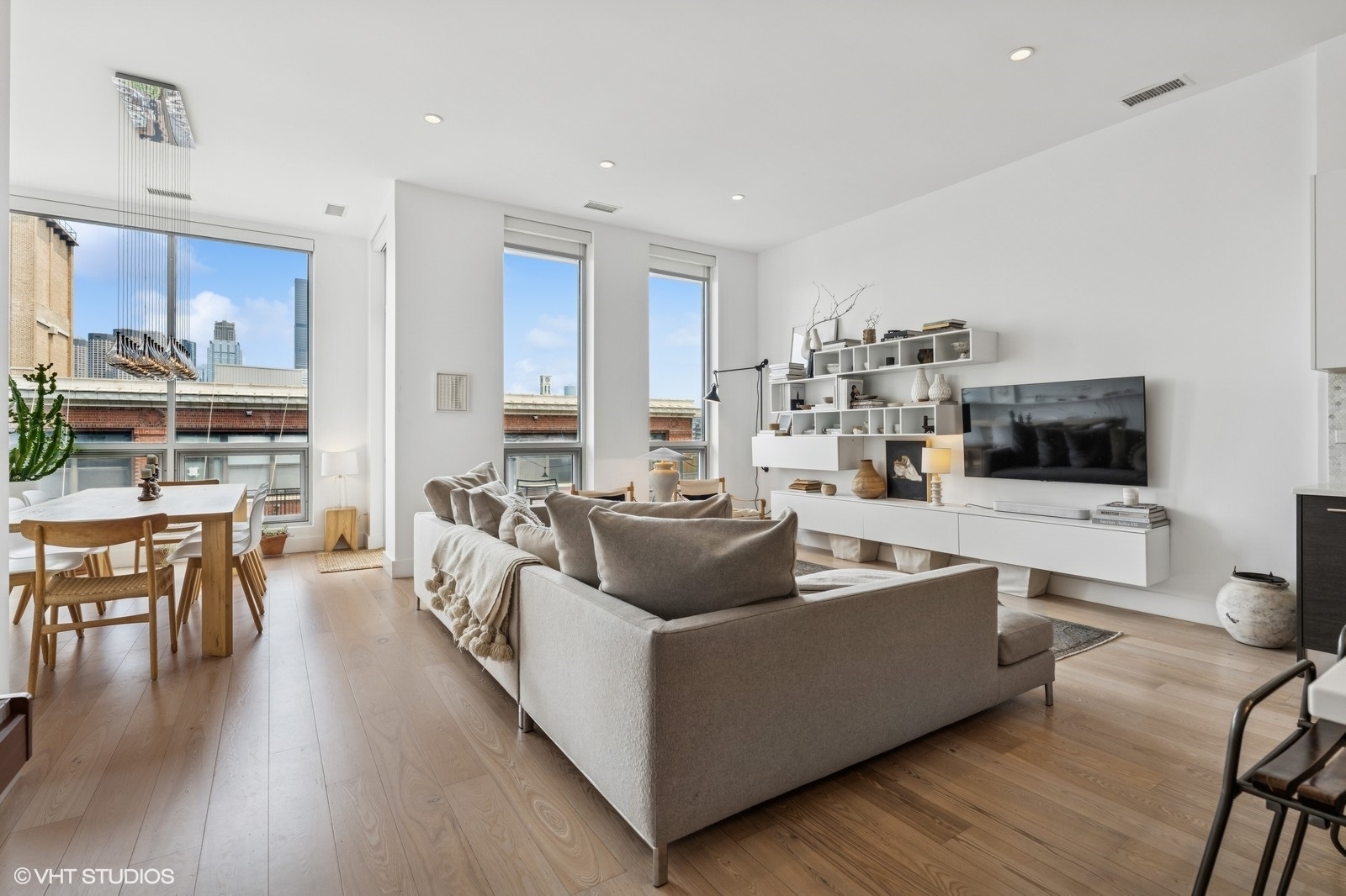 134 S ABERDEEN Avenue Unit: 5S