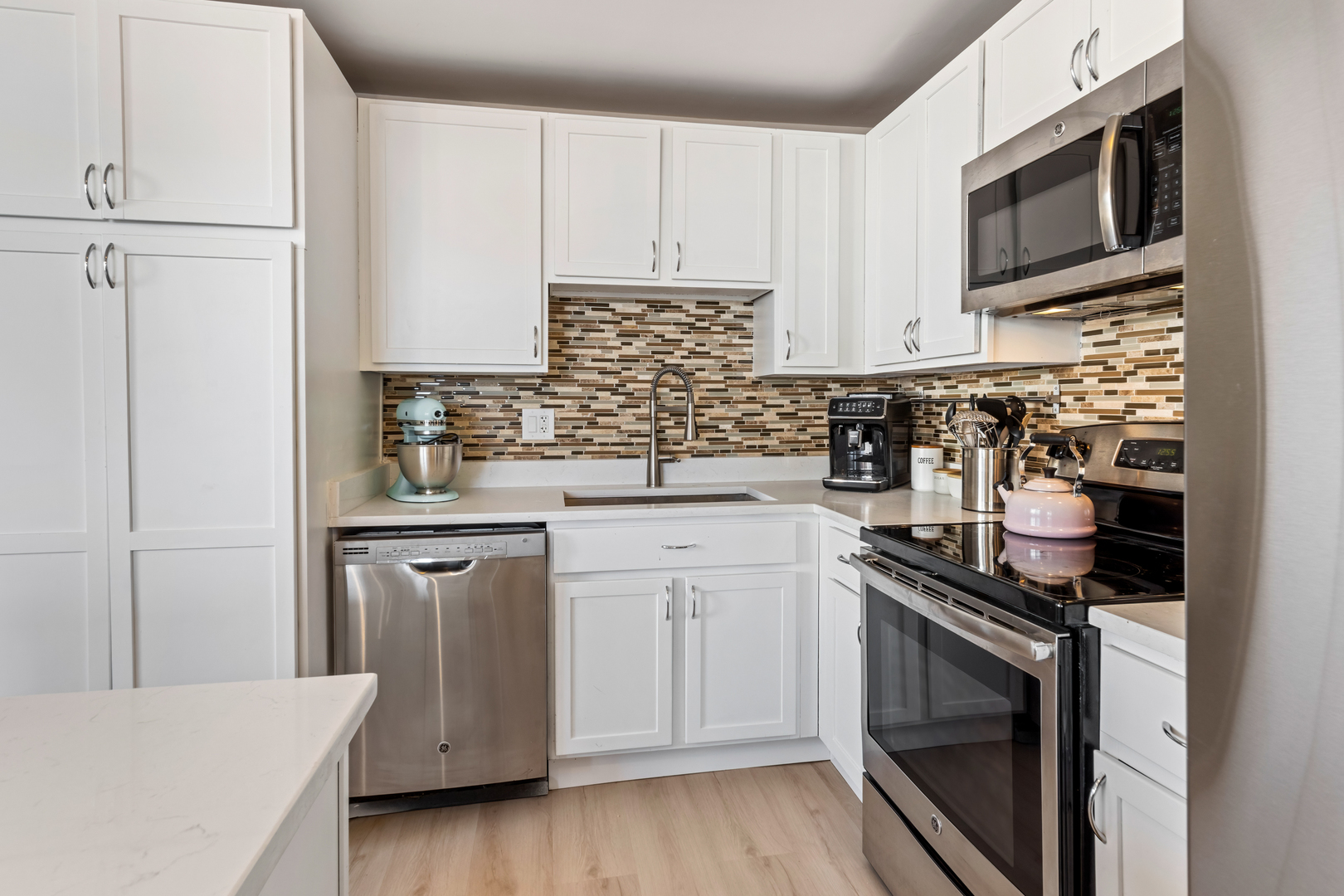 3033 N Sheridan Road Unit: 1611