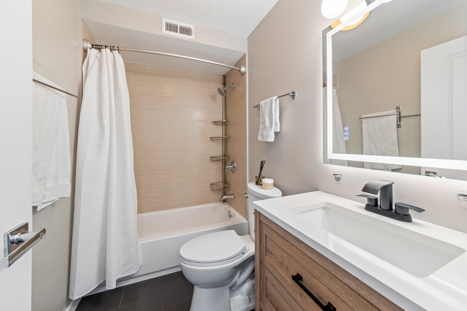 3033 N Sheridan Road Unit: 1611