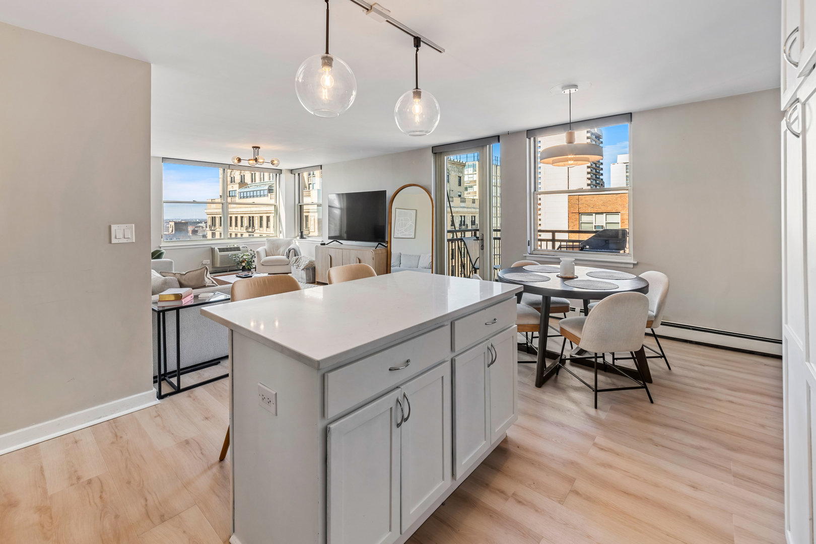 3033 N Sheridan Road Unit: 1611