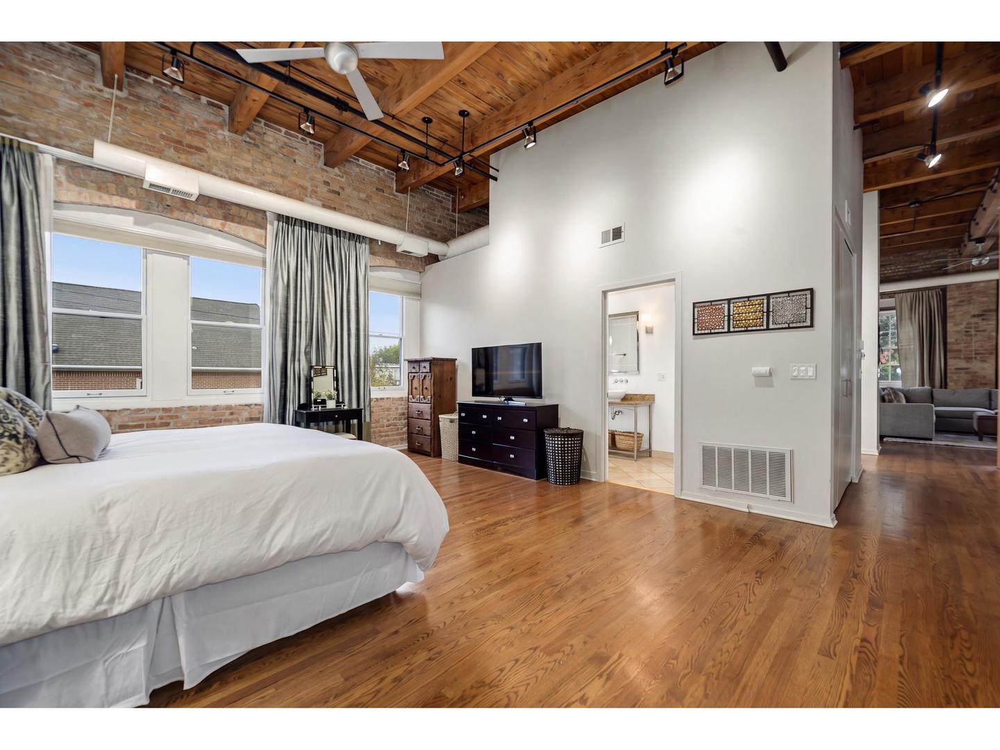 1335 W Altgeld Street Unit: 3B