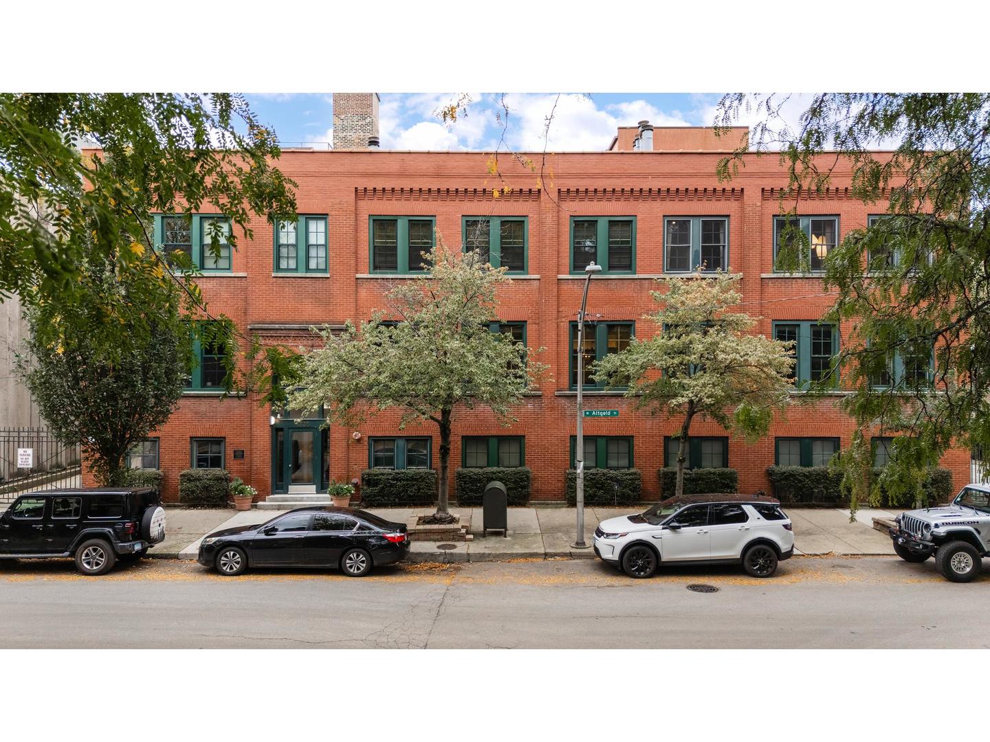 1335 W Altgeld Street Unit: 3B
