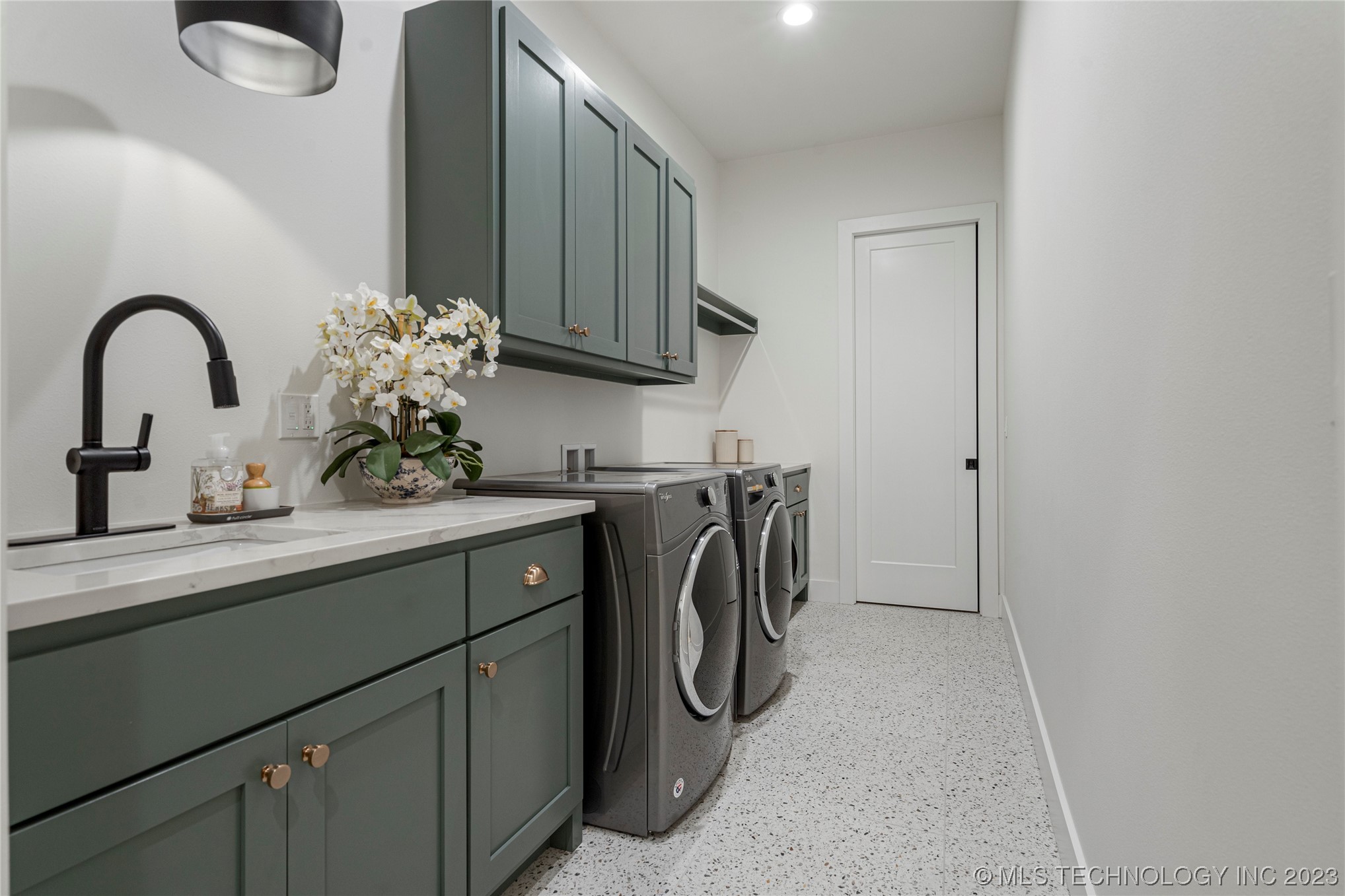 6038 E 119th Place