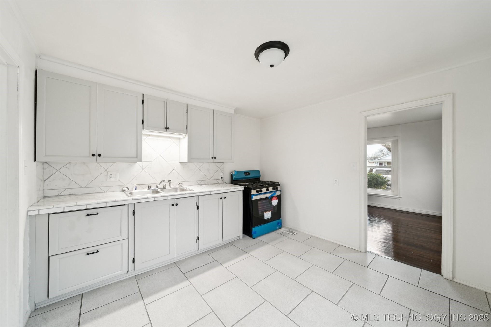 1227 N WINSTON Avenue