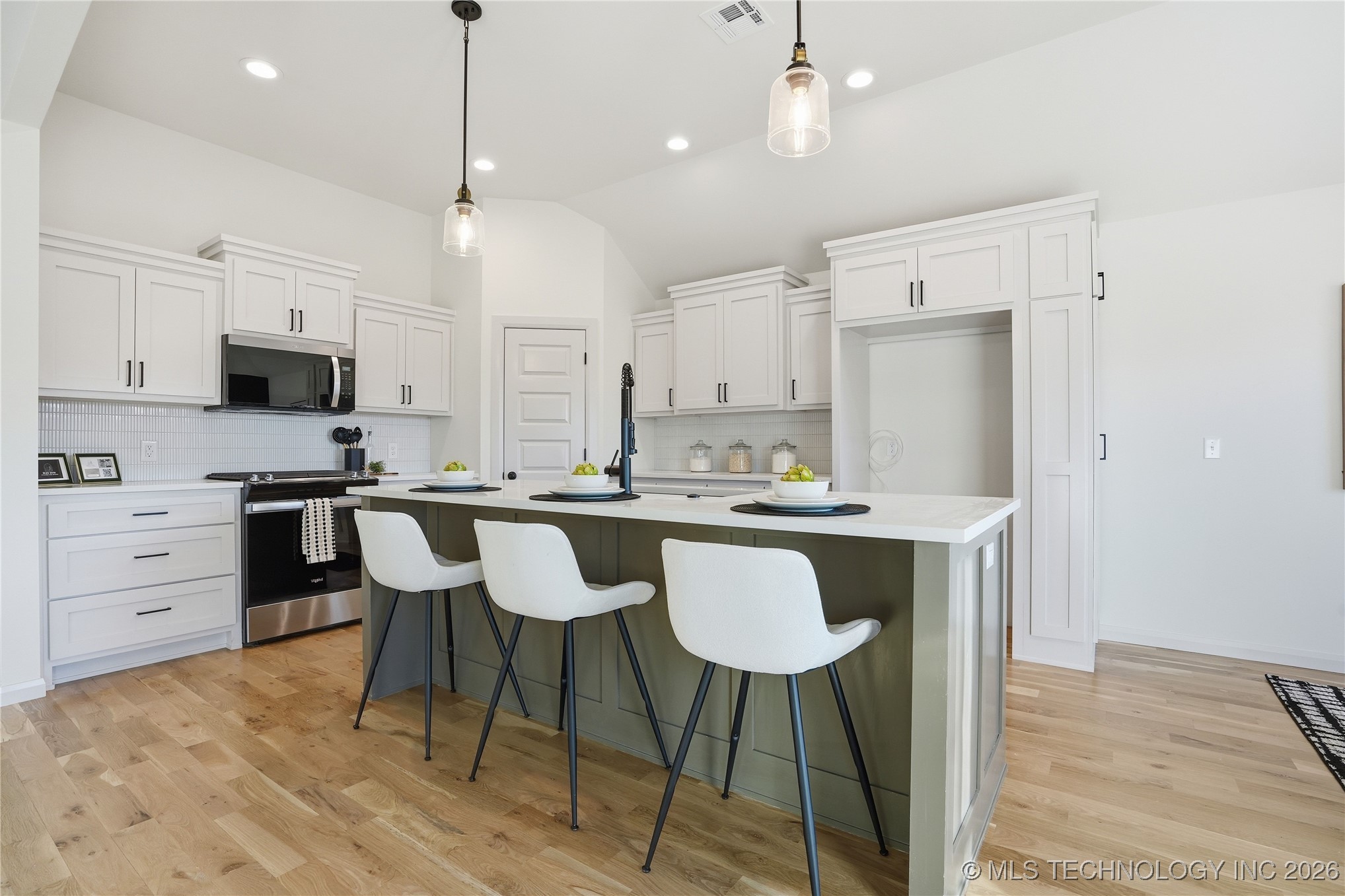 3821 W Edgewater Court