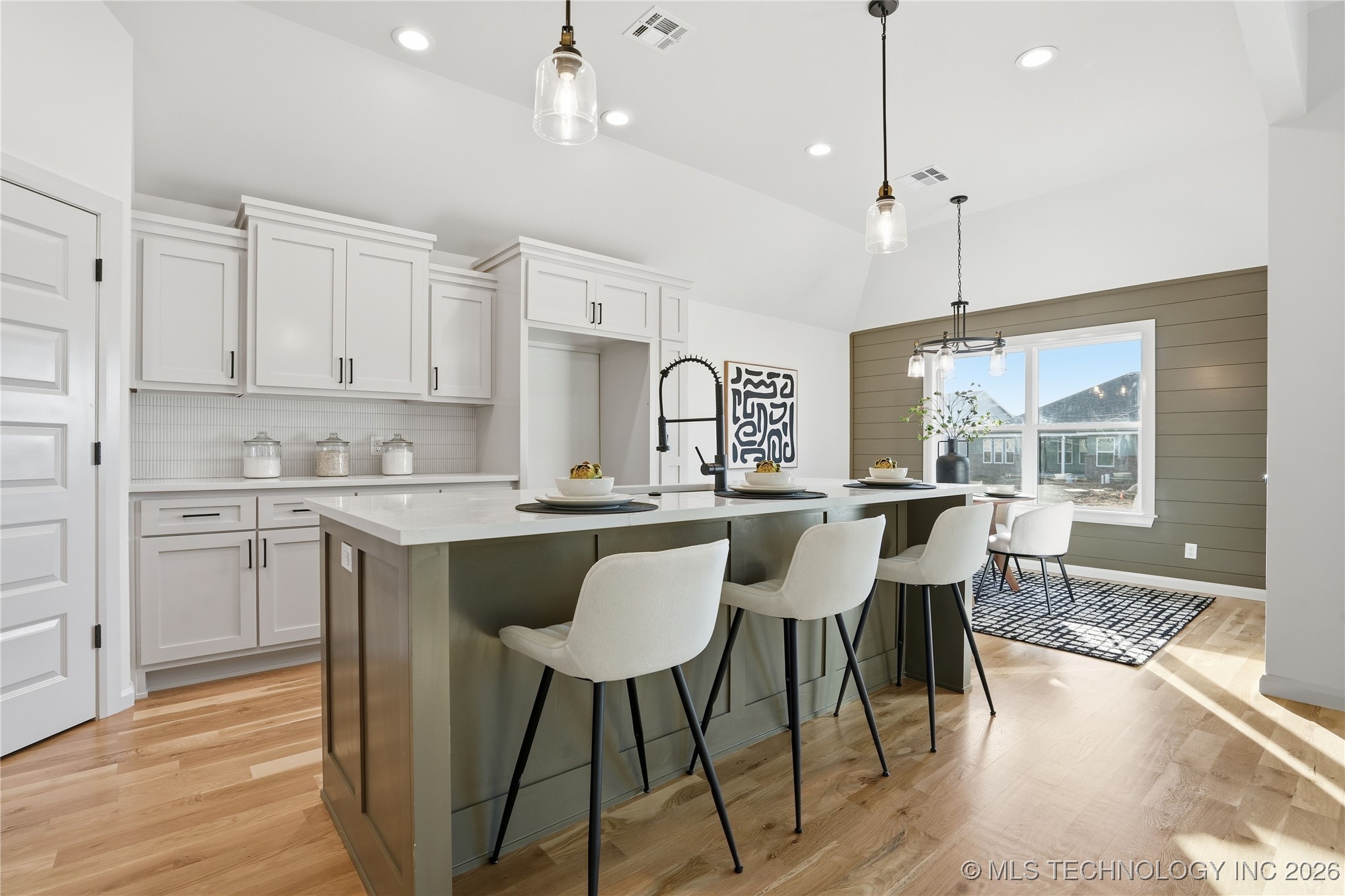 3821 W Edgewater Court