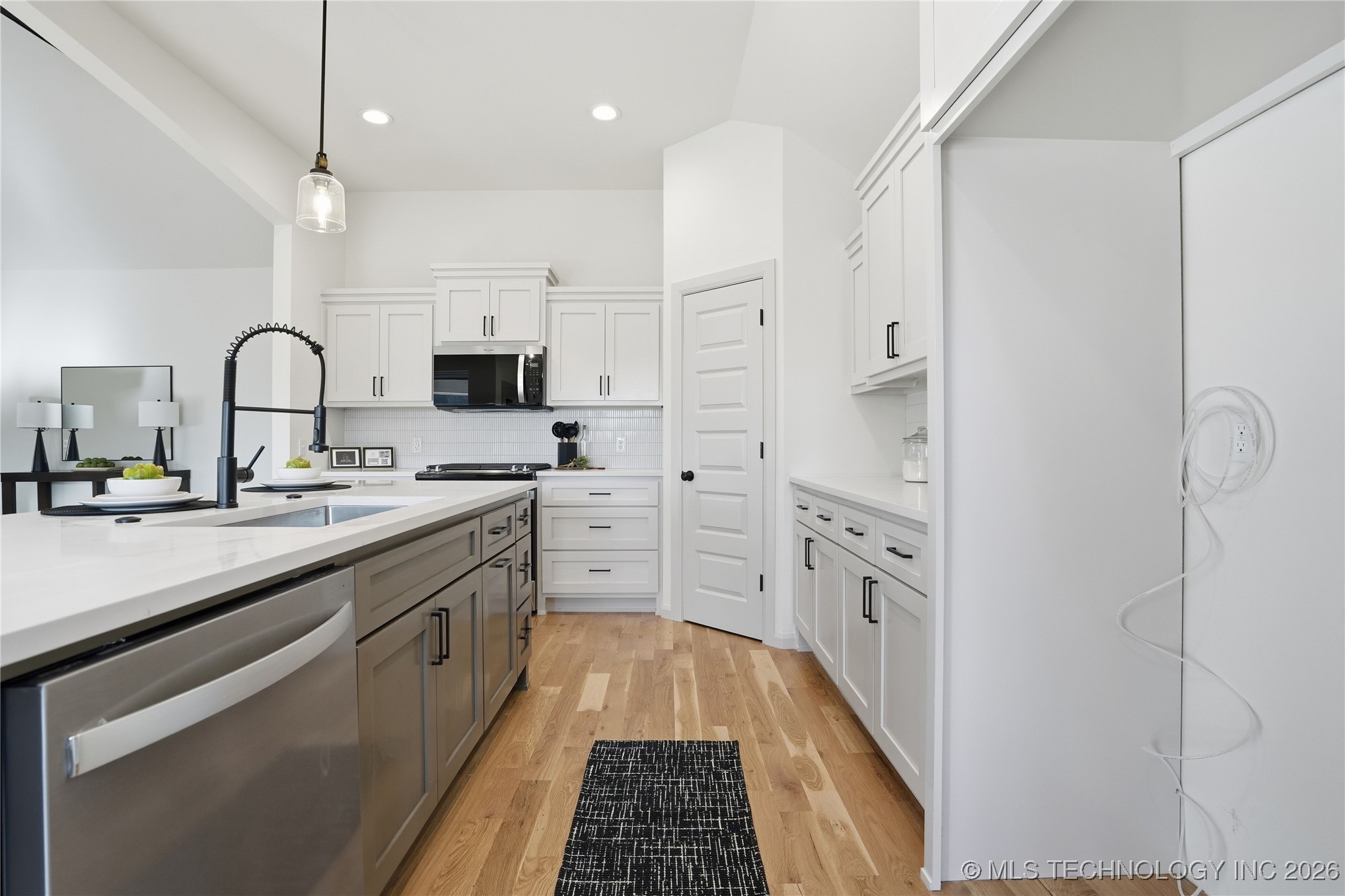 3821 W Edgewater Court