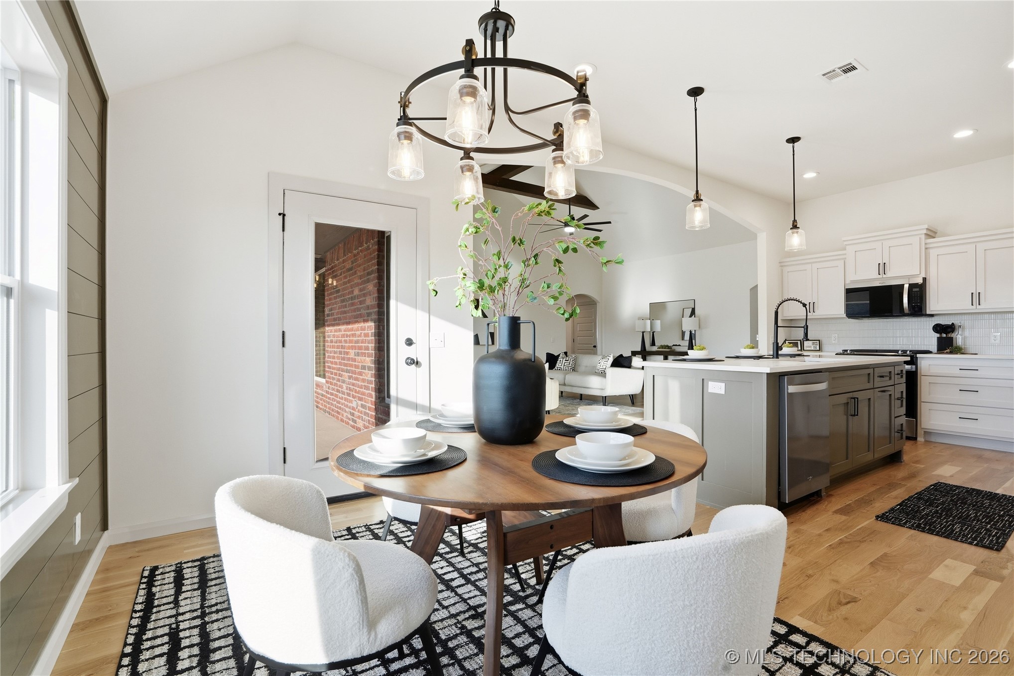 3821 W Edgewater Court