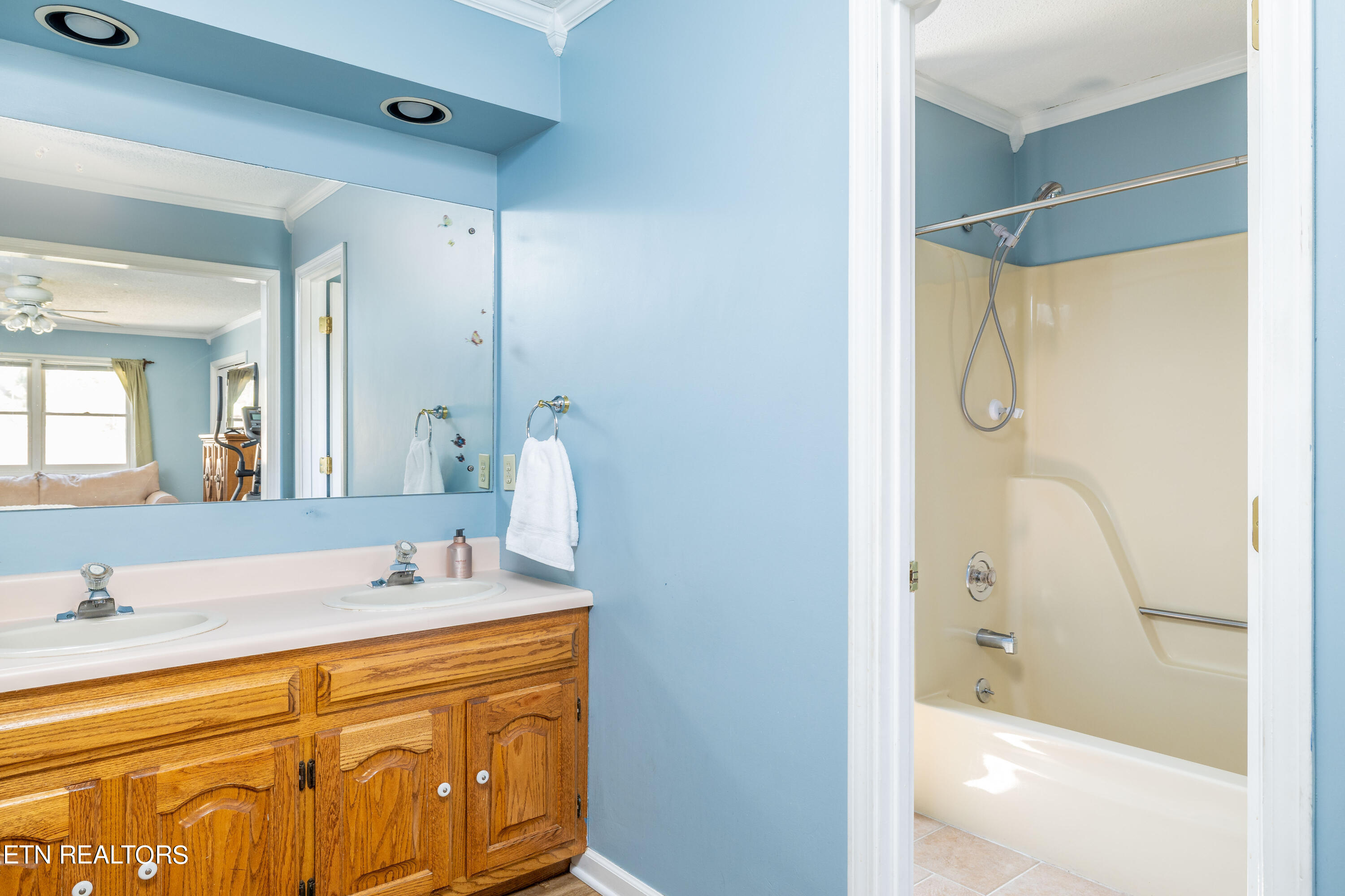 711 Knights Bridge Rd