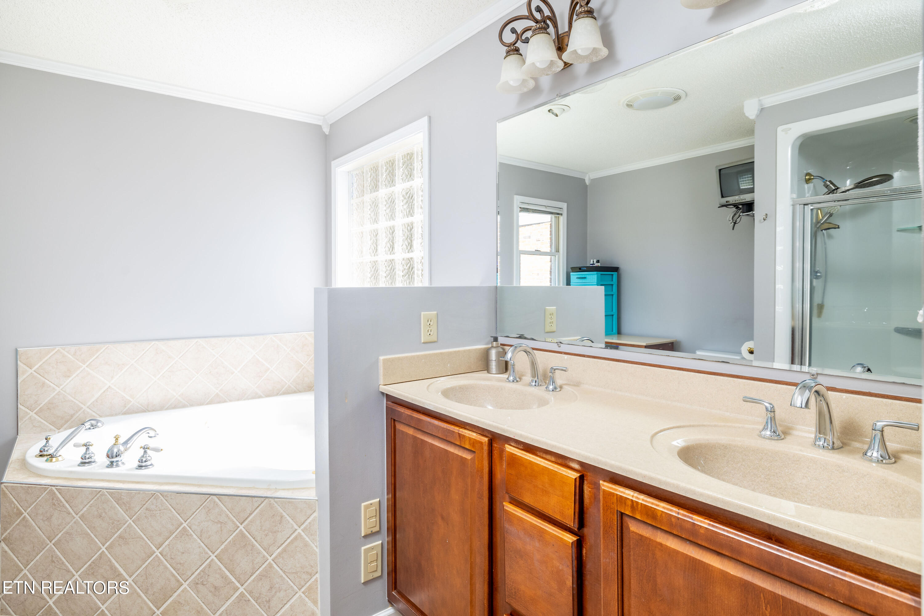 711 Knights Bridge Rd