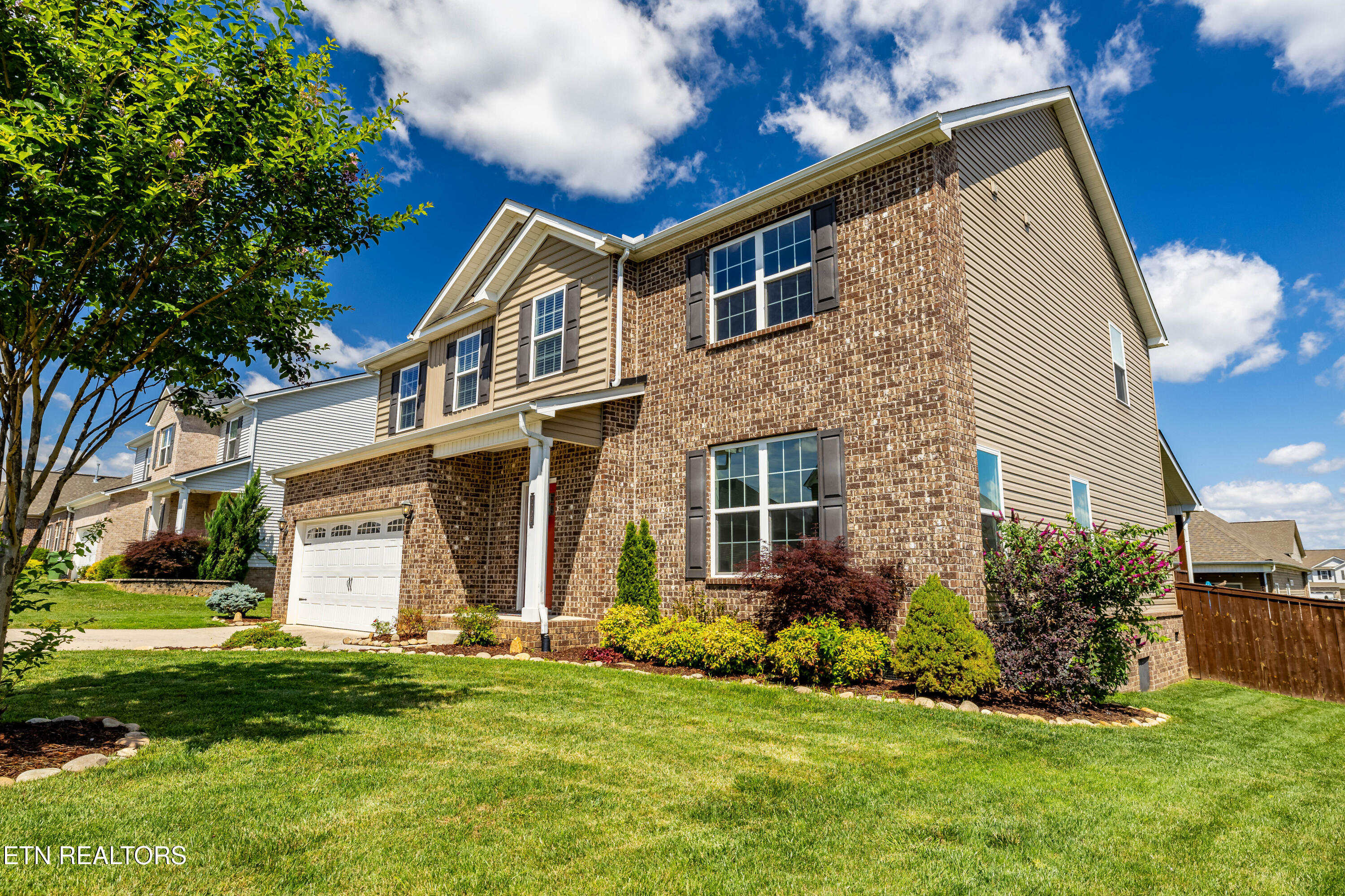 2209 Scarlet Tanager St