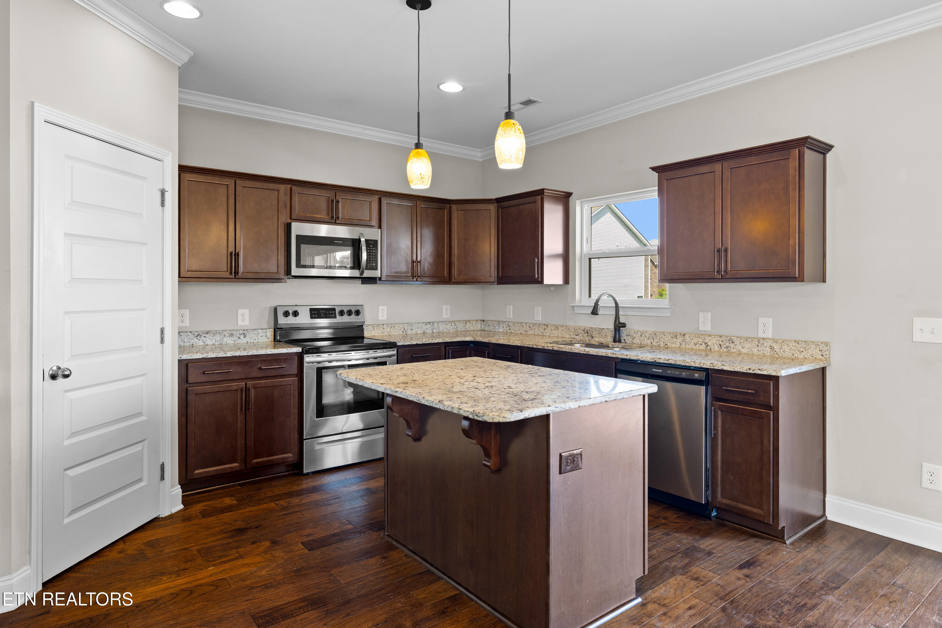 2209 Scarlet Tanager St