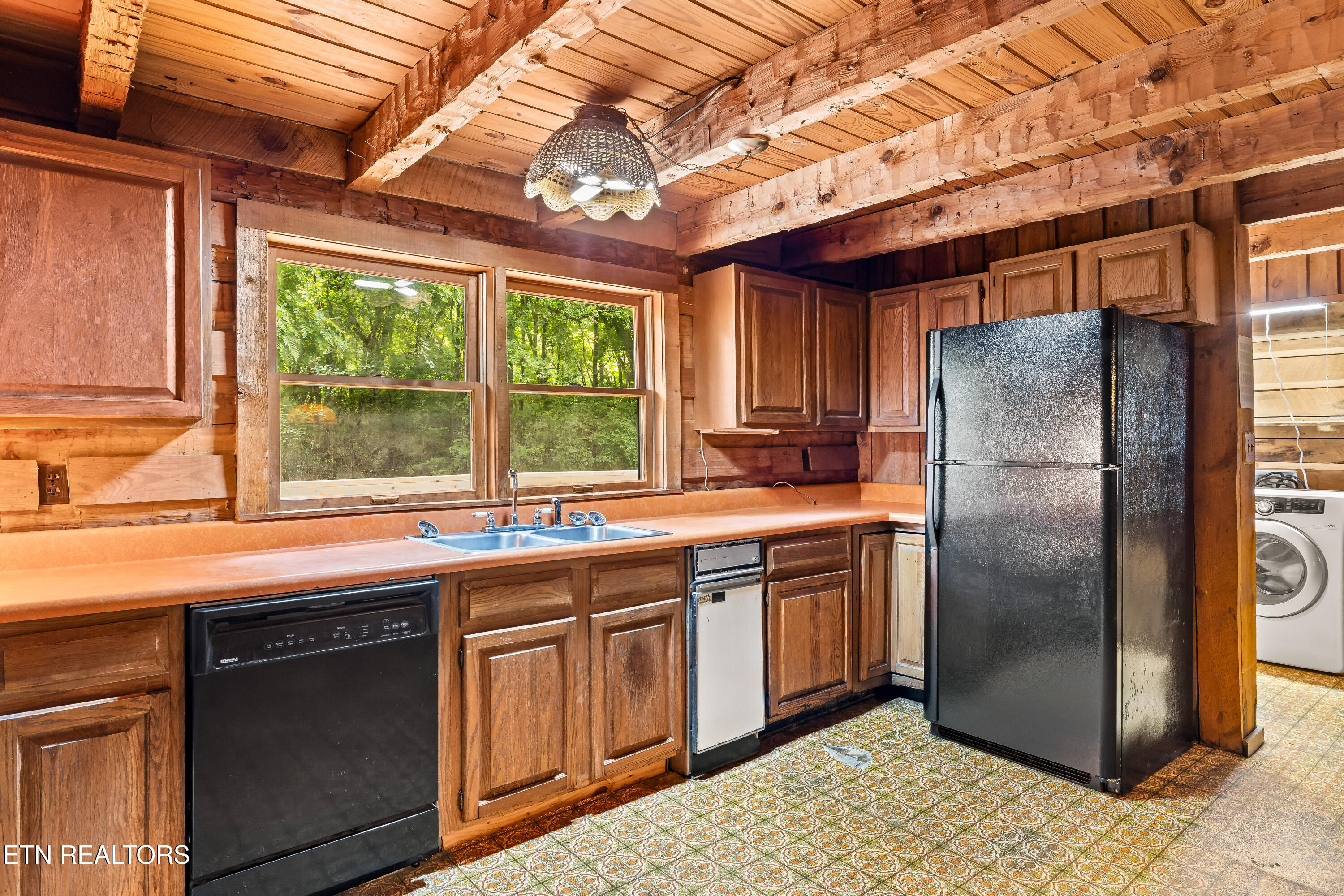 143 Old West Millers Cove Rd