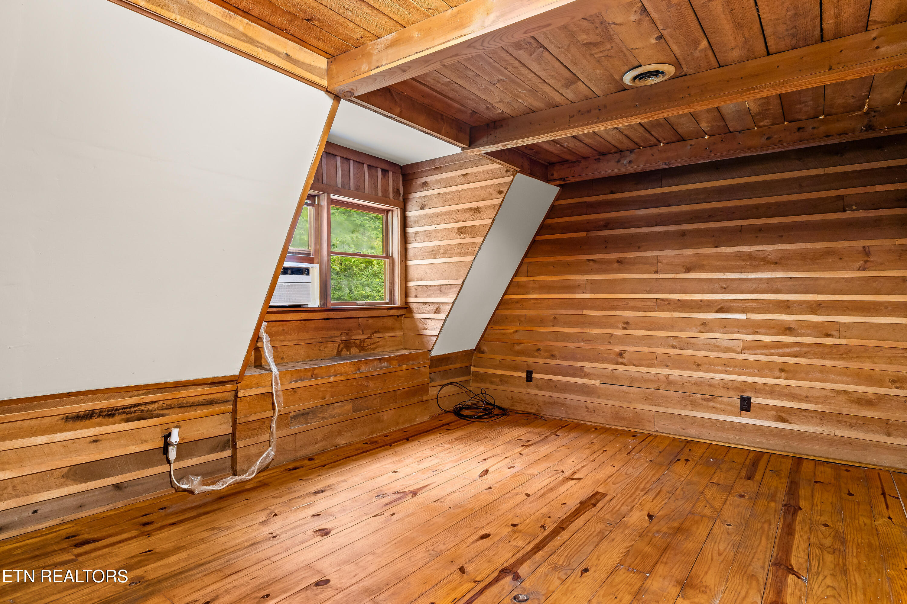 143 Old West Millers Cove Rd