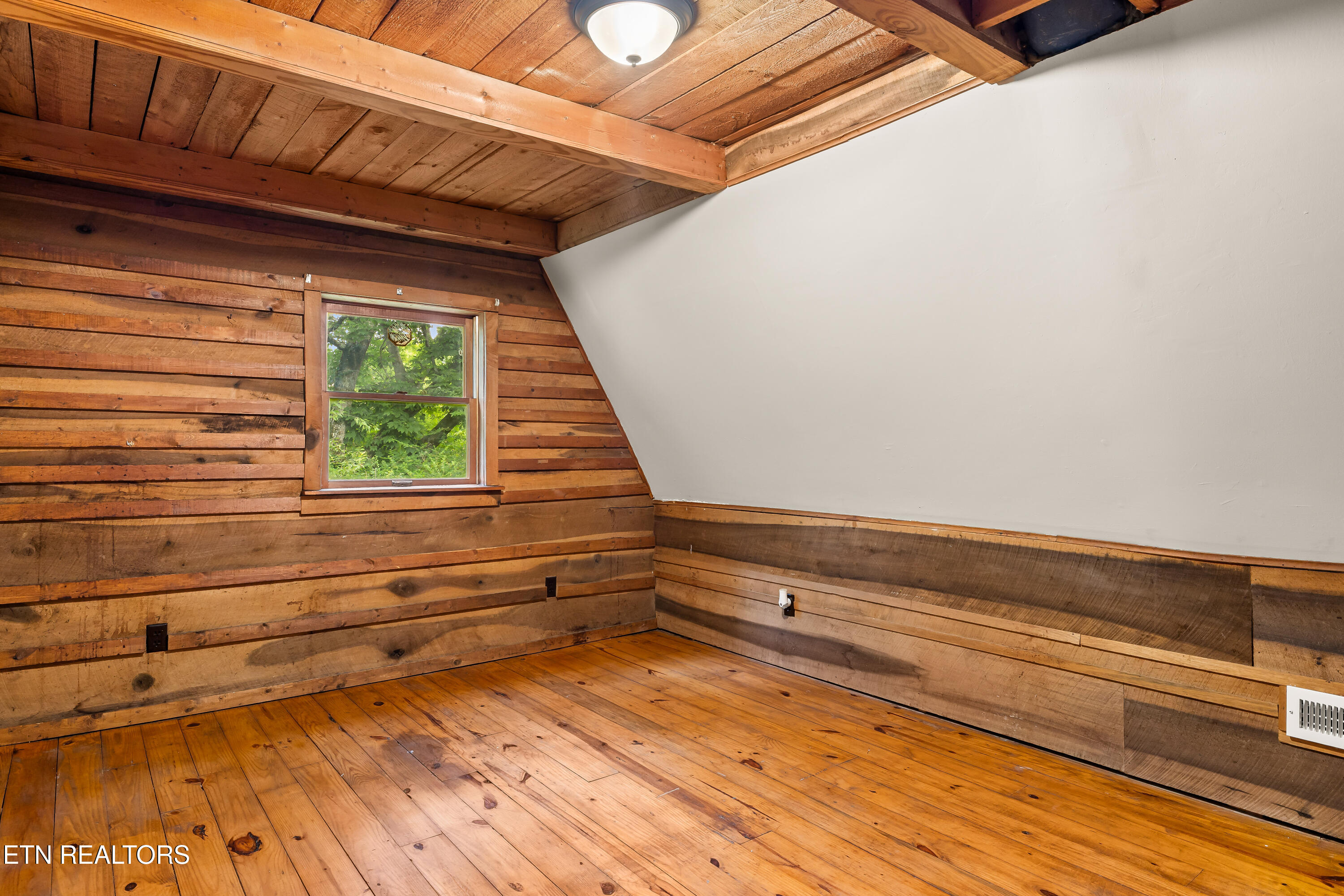 143 Old West Millers Cove Rd