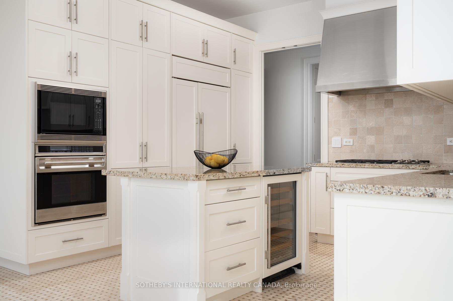 183 Wellington Street W 4104