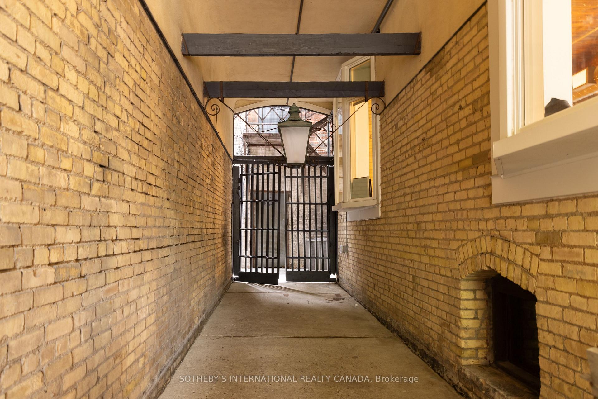 18 Gloucester Lane