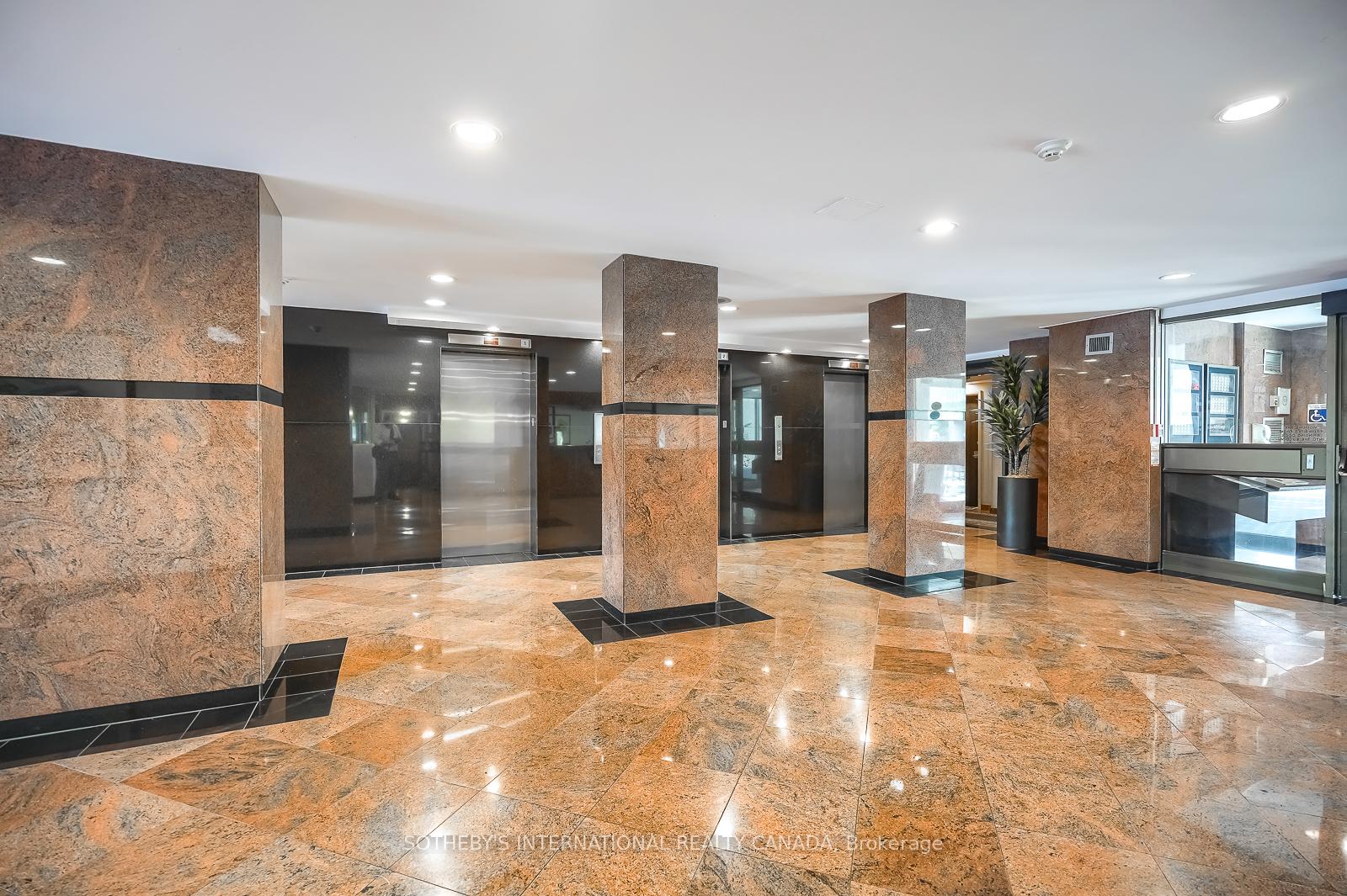 3000 Bathurst Street 1205