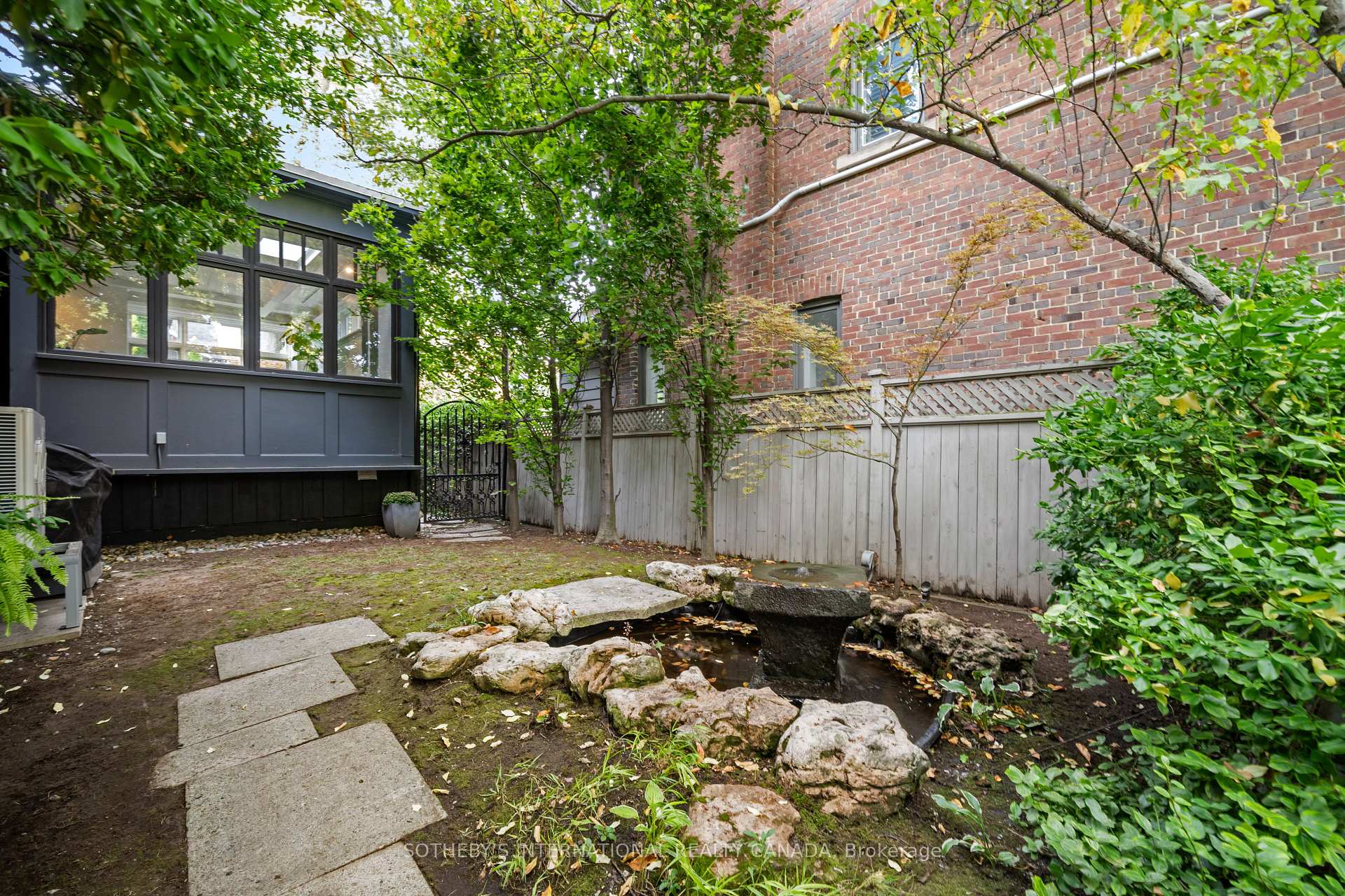92 Woodlawn Avenue
