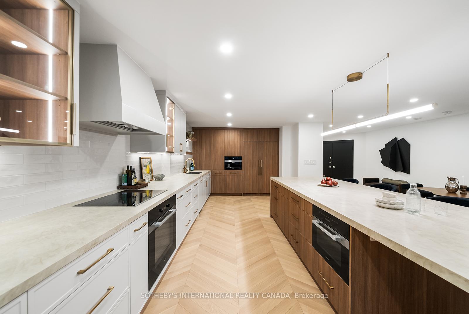 110 Bloor Street W 1009