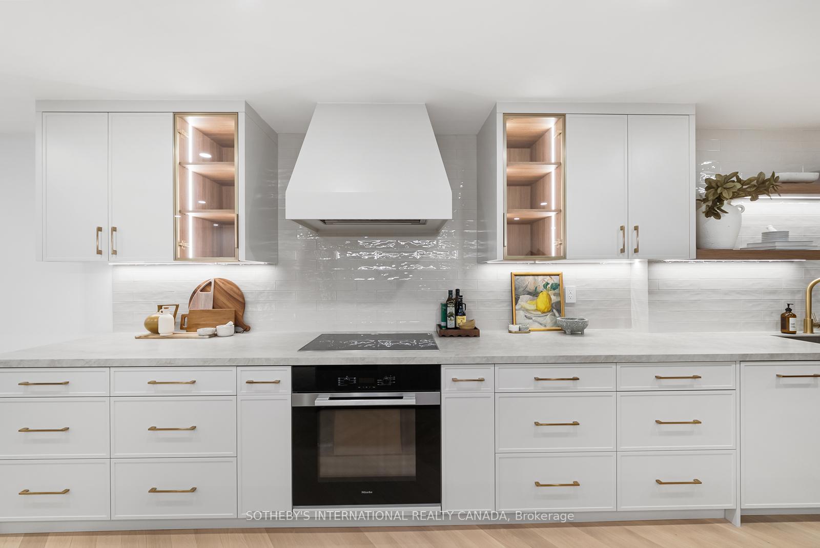 110 Bloor Street W 1009