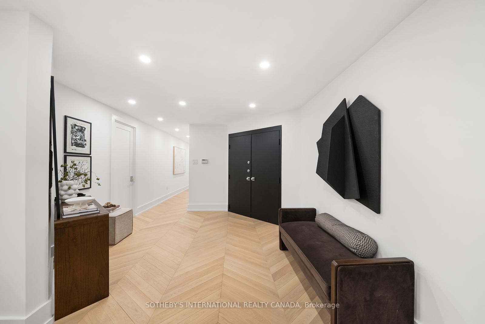 110 Bloor Street W 1009