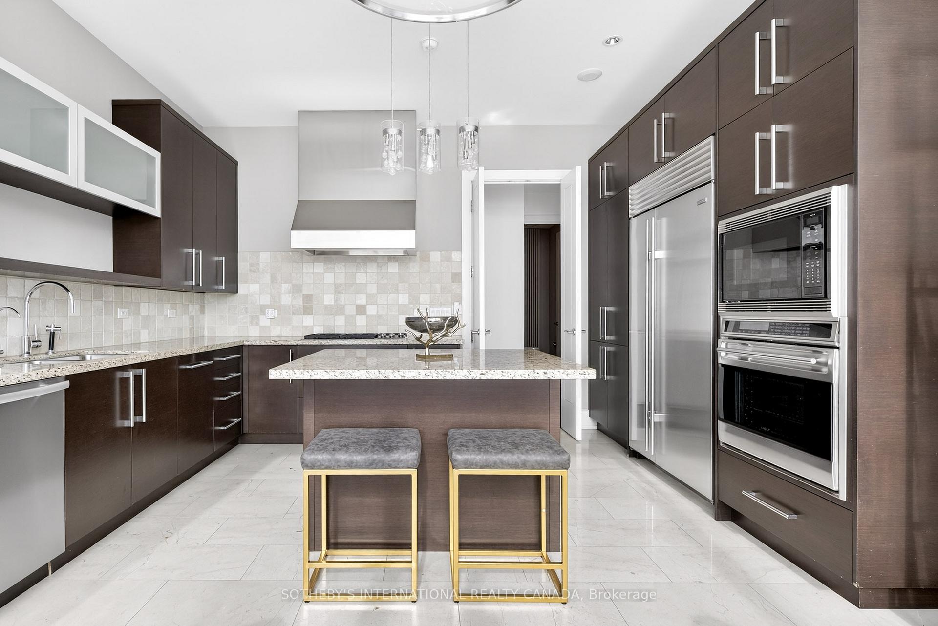 183 Wellington Street W 3905