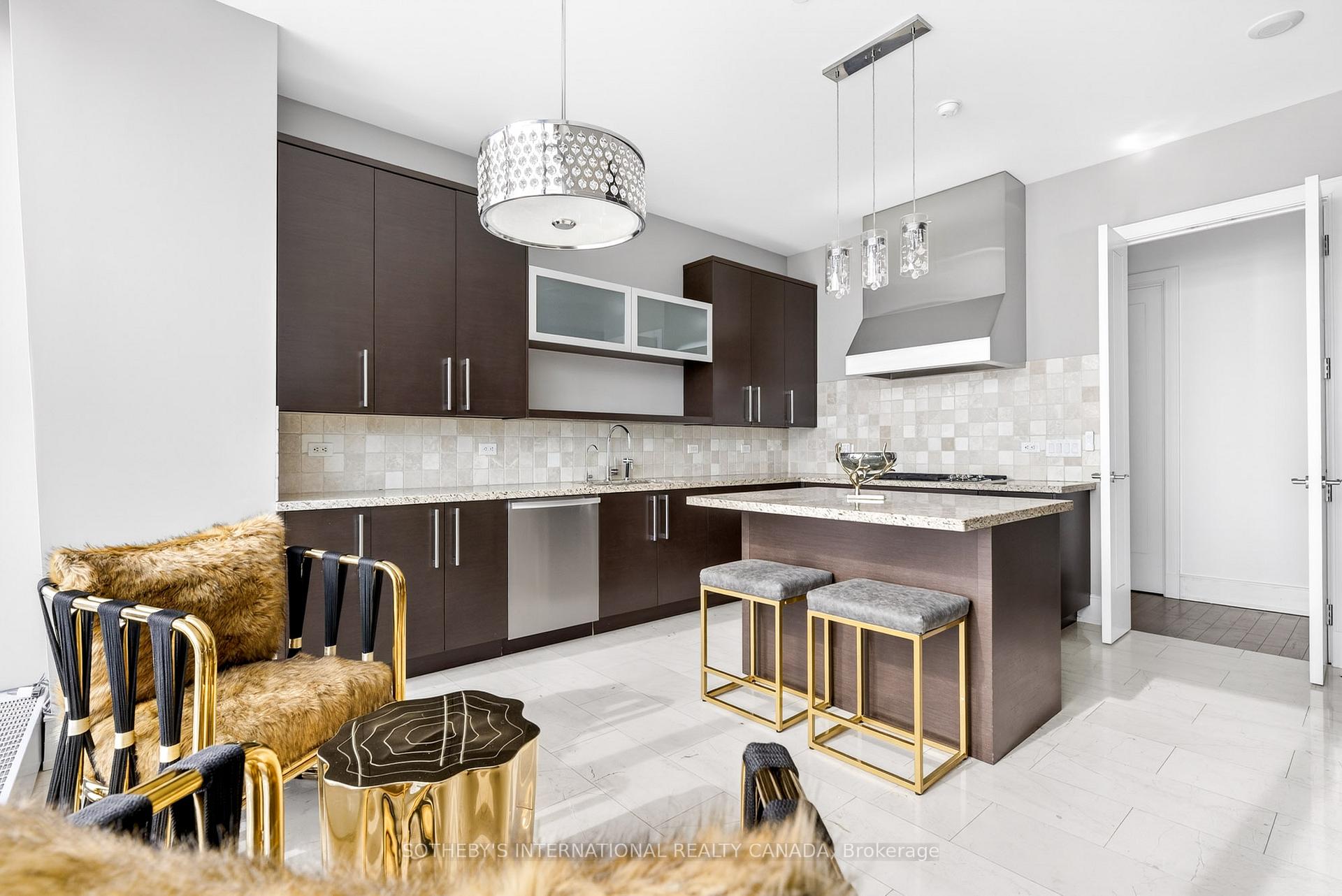 183 Wellington Street W 3905