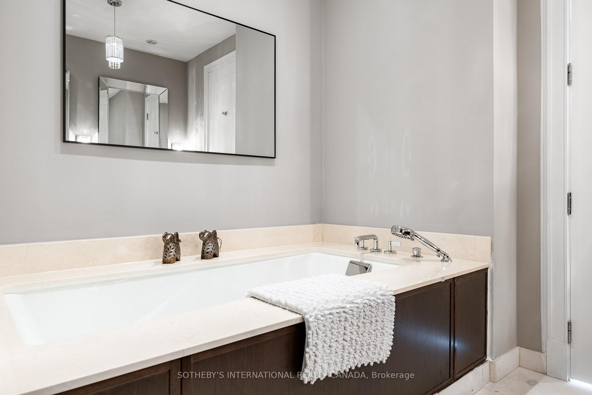 183 Wellington Street W 3905