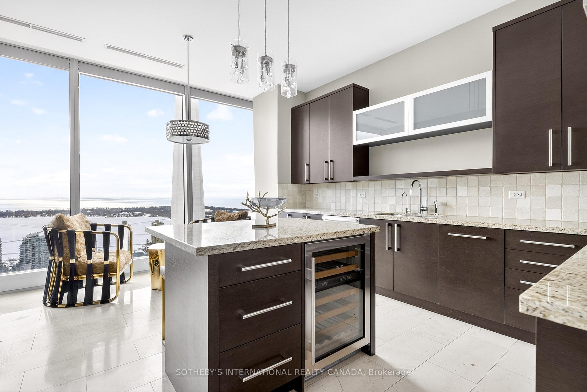 183 Wellington Street W 3905