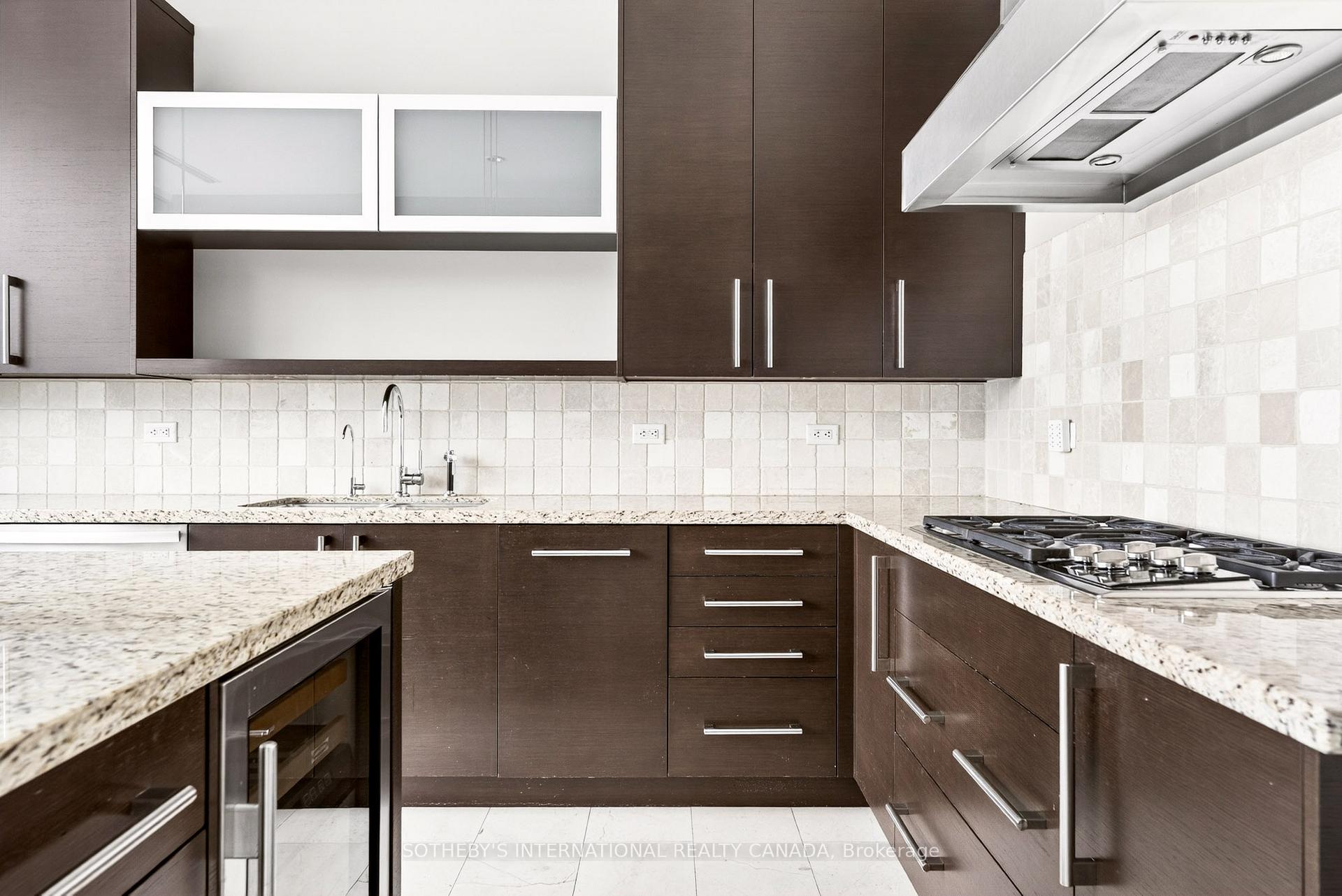 183 Wellington Street W 3905