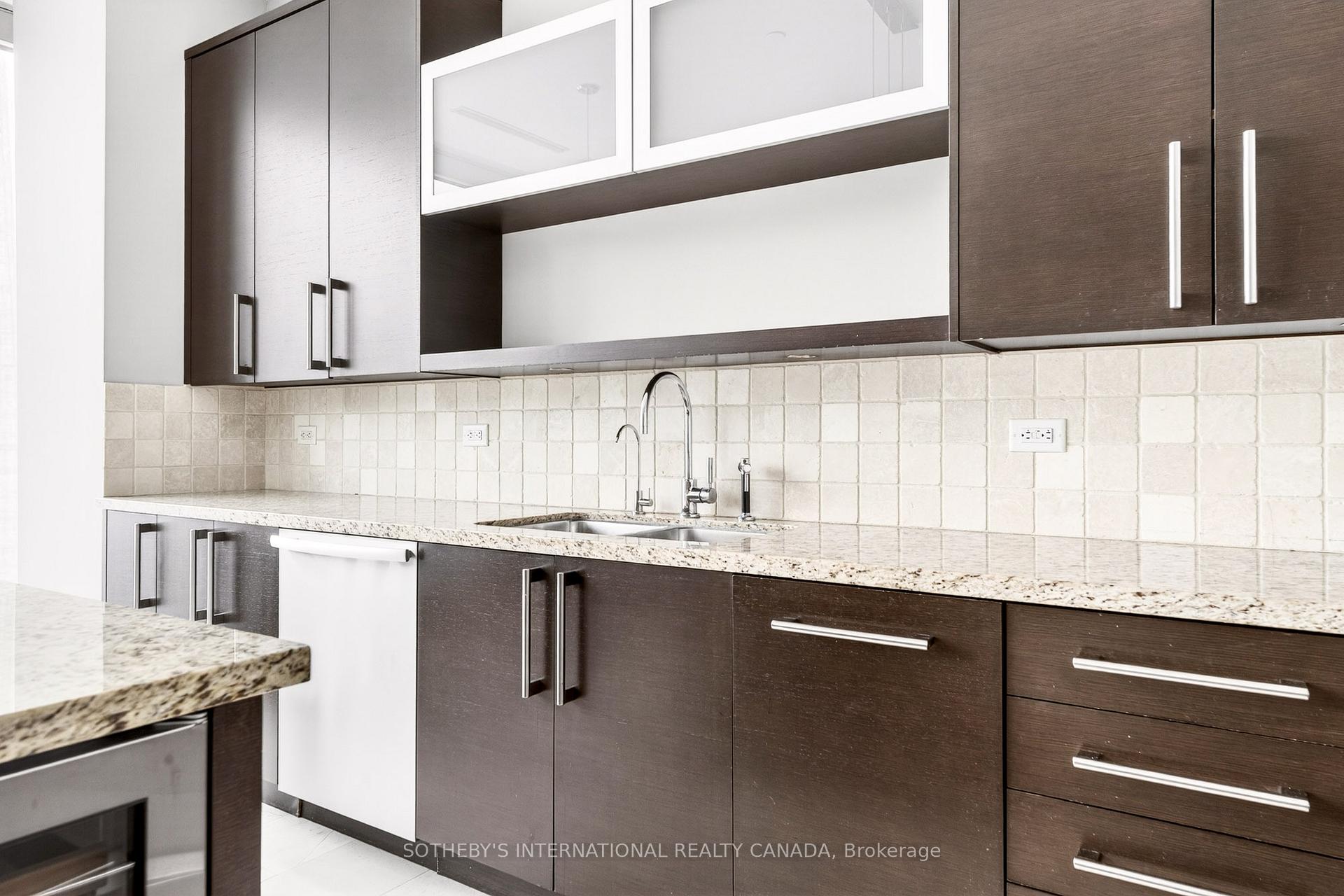 183 Wellington Street W 3905